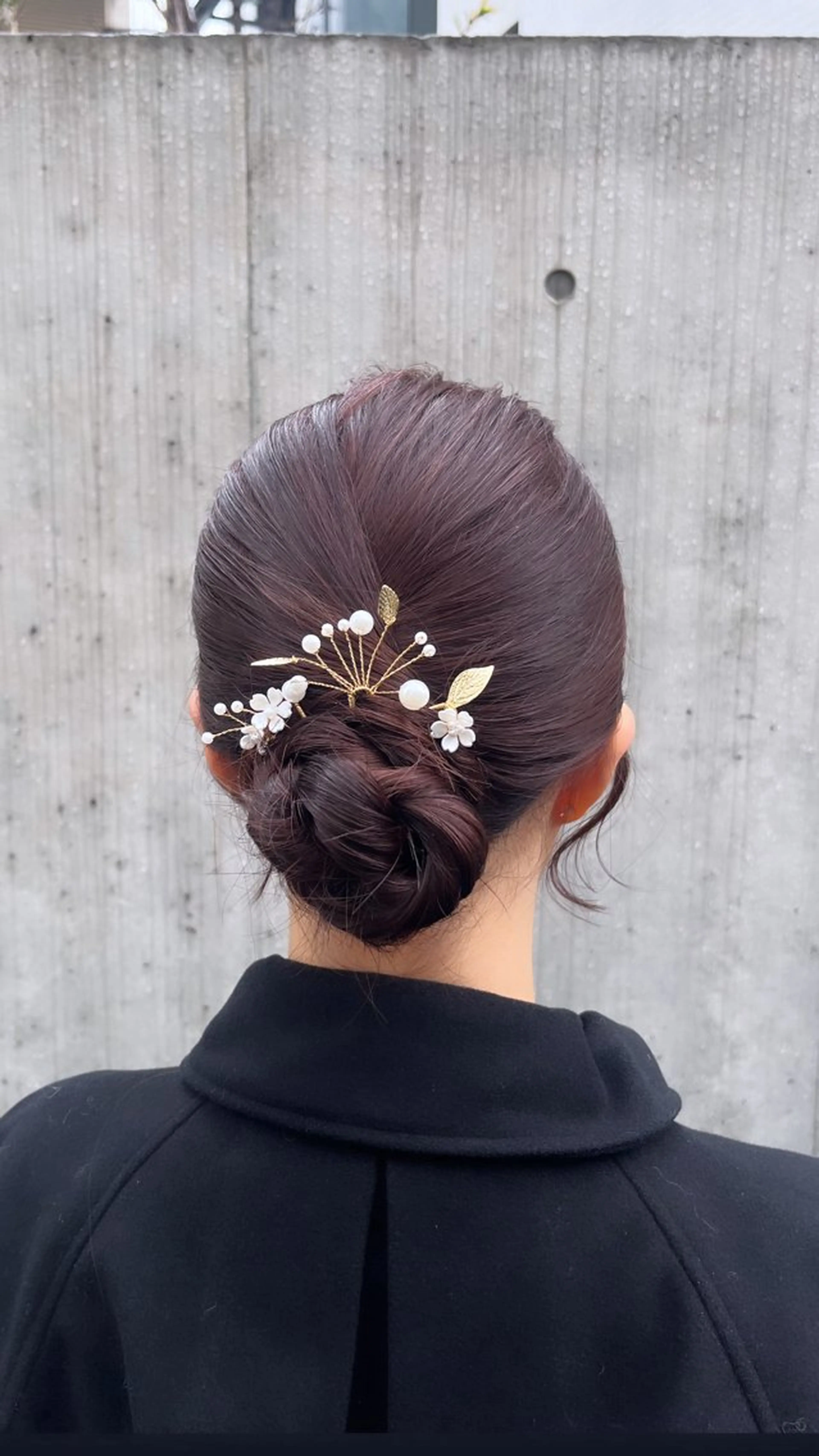 ミディアム カラー ヘアアレンジ 結婚式・ブライダル ボルドーカラー ブラウンカラー カシス ピンクカラー ヘアセット カジュアルを女っぽく 𝗮𝘆𝗮𝗰𝗼のヘアスタイル