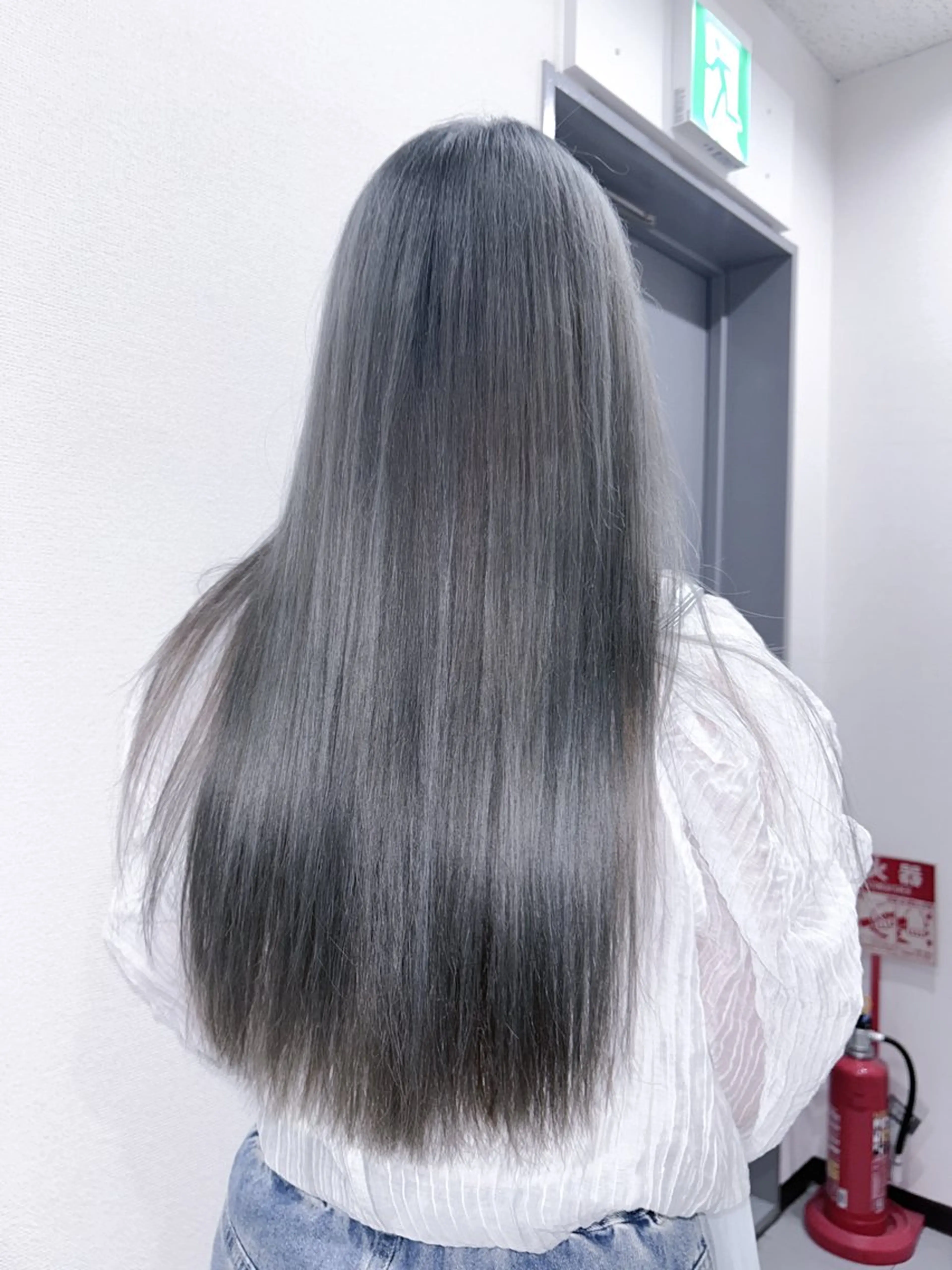 ロング カラー ブリーチ ケアブリーチ シルバー ホワイトシルバー SALOWIN 新宿三丁目me+所属・レイヤー/ボブ/ 髪質改善/石井ハルカのヘアスタイル