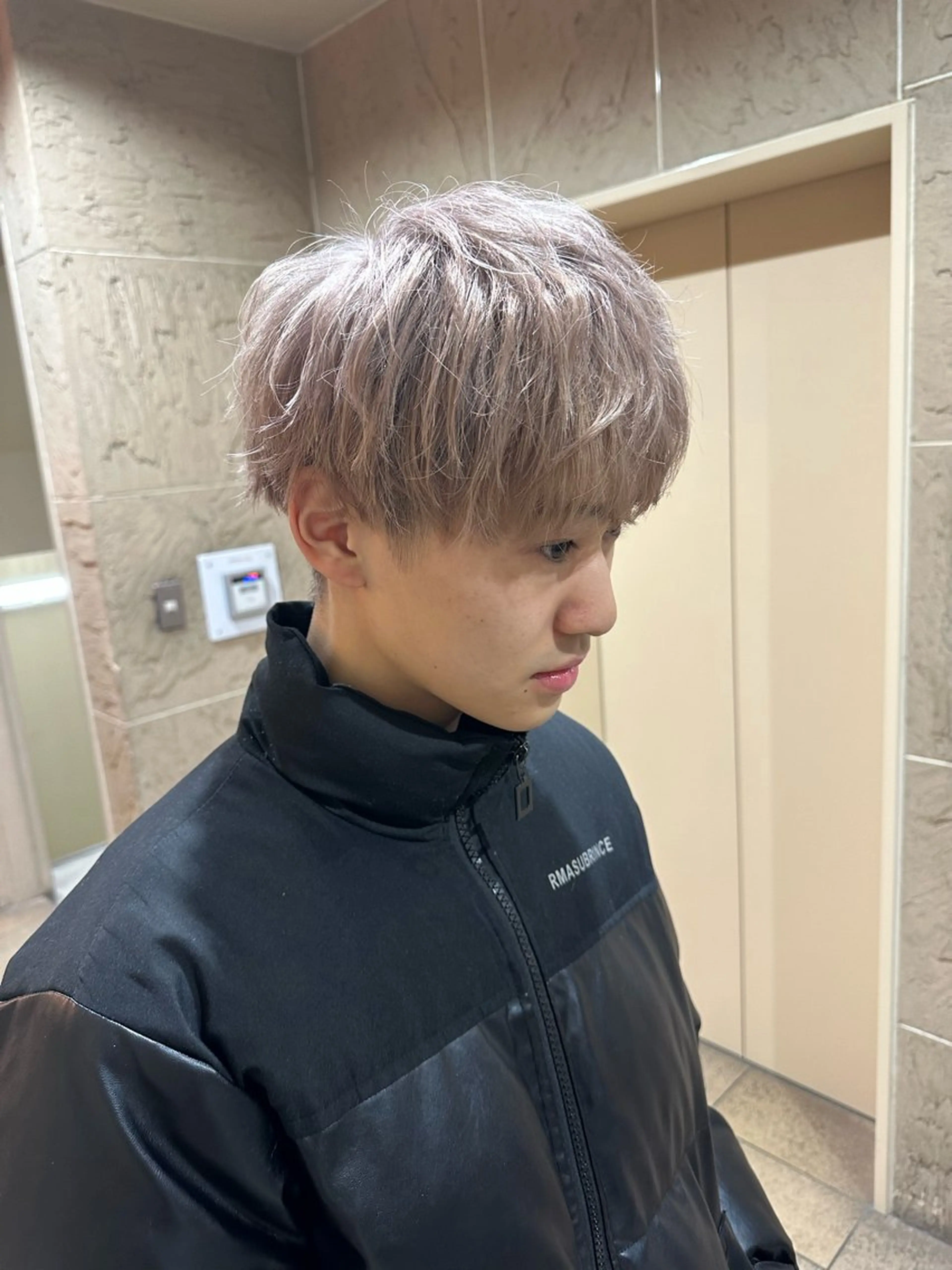 ショート カラー メンズ マッシュ ベージュカラー ホワイトベージュ 溜 一太のヘアスタイル