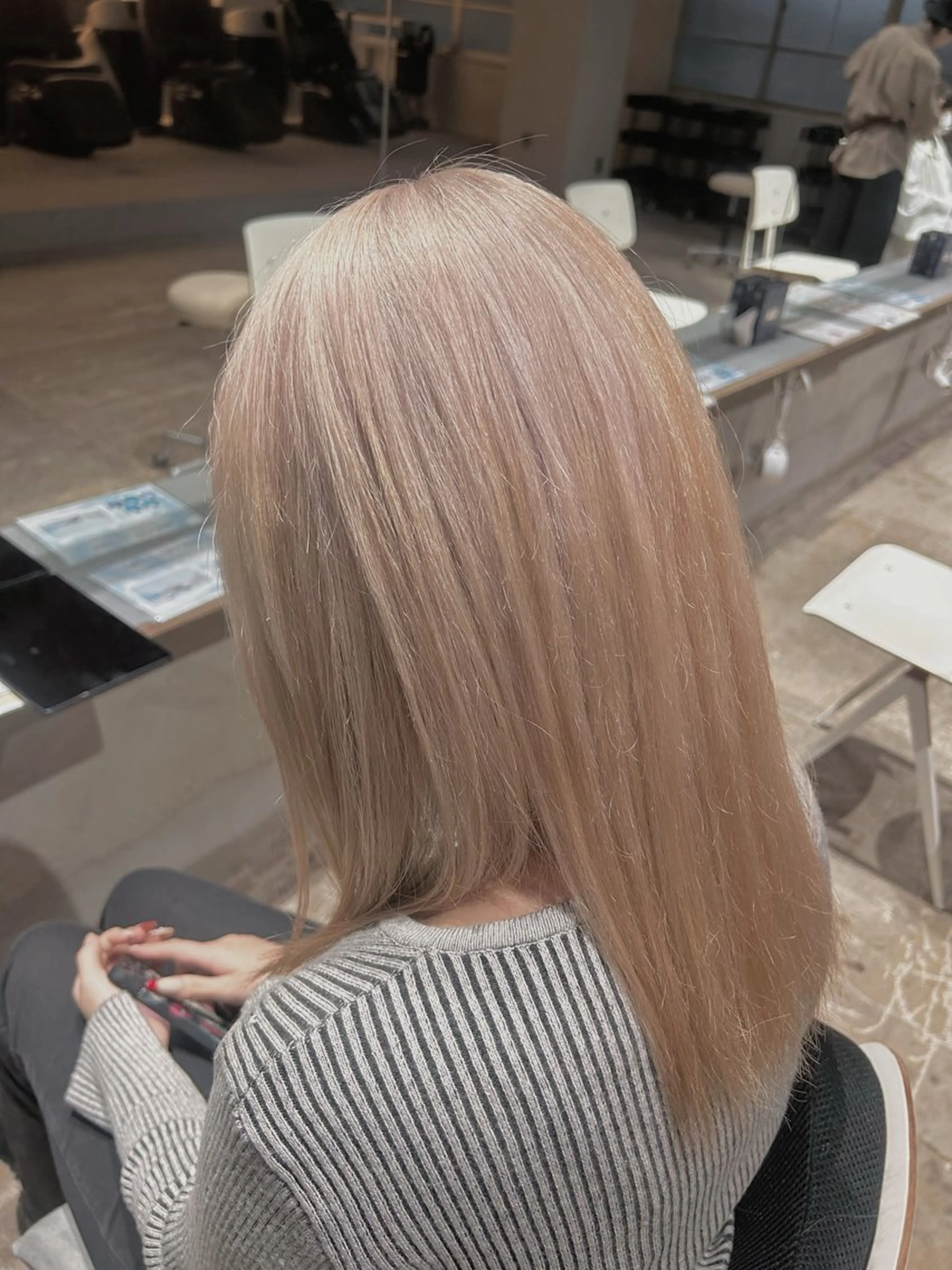 セミロング カラー ベージュカラー ブリーチ ハイトーンカラー ハイトーンベージュ ヘアカラー 玉置 七海のヘアスタイル