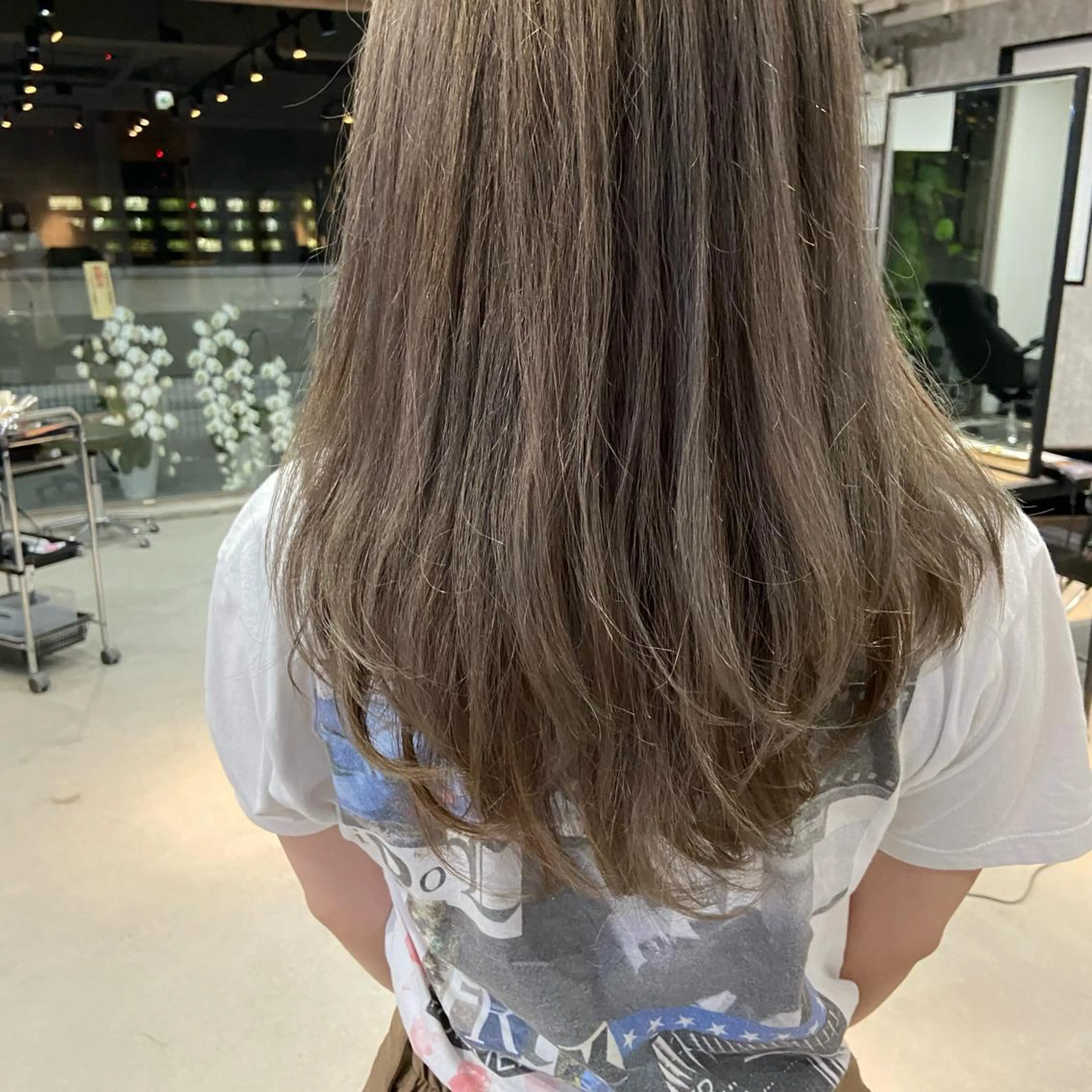 セミロング カラー ヘアアレンジ ベージュカラー ホワイトベージュ TIDEHAIR SHIHOのヘアスタイル