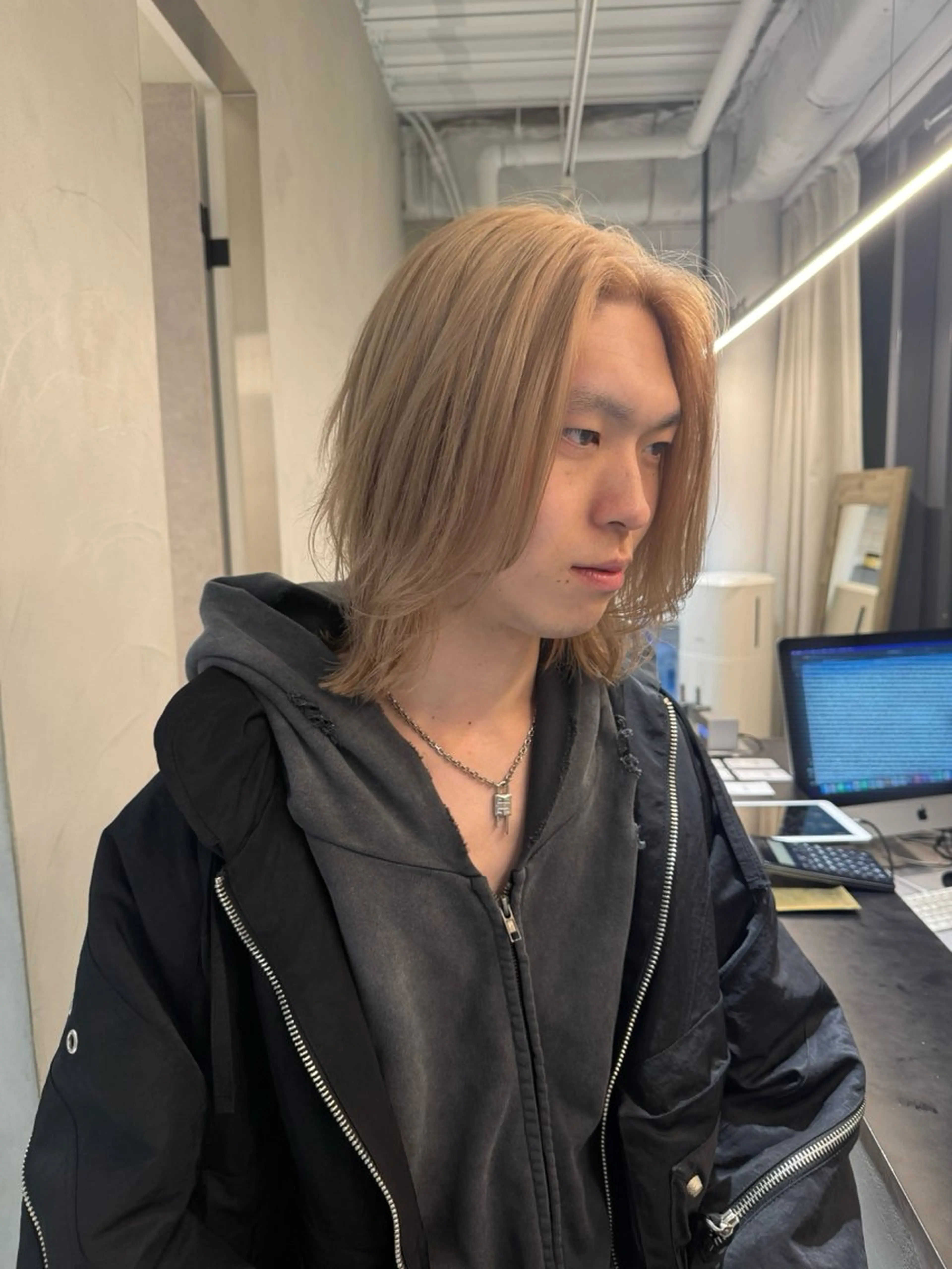 ミディアム カラー メンズ ベージュカラー 顔周りカット レイヤーカット robin&darc所属・西山 悠馬のヘアスタイル