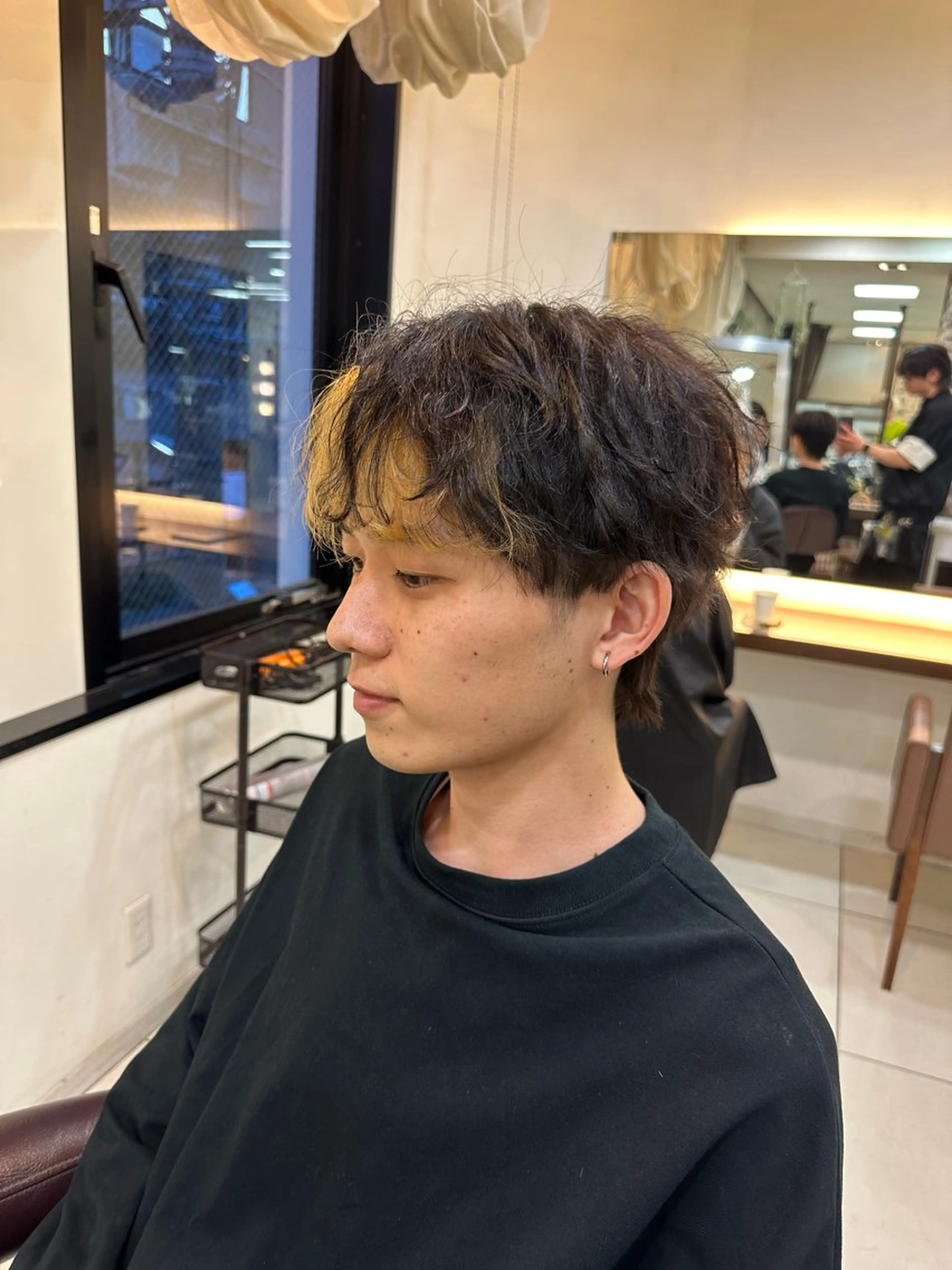 カラー メンズ ヘアカラー ラウンドマッシュシャ ドウニュアンスパーマのヘアスタイル