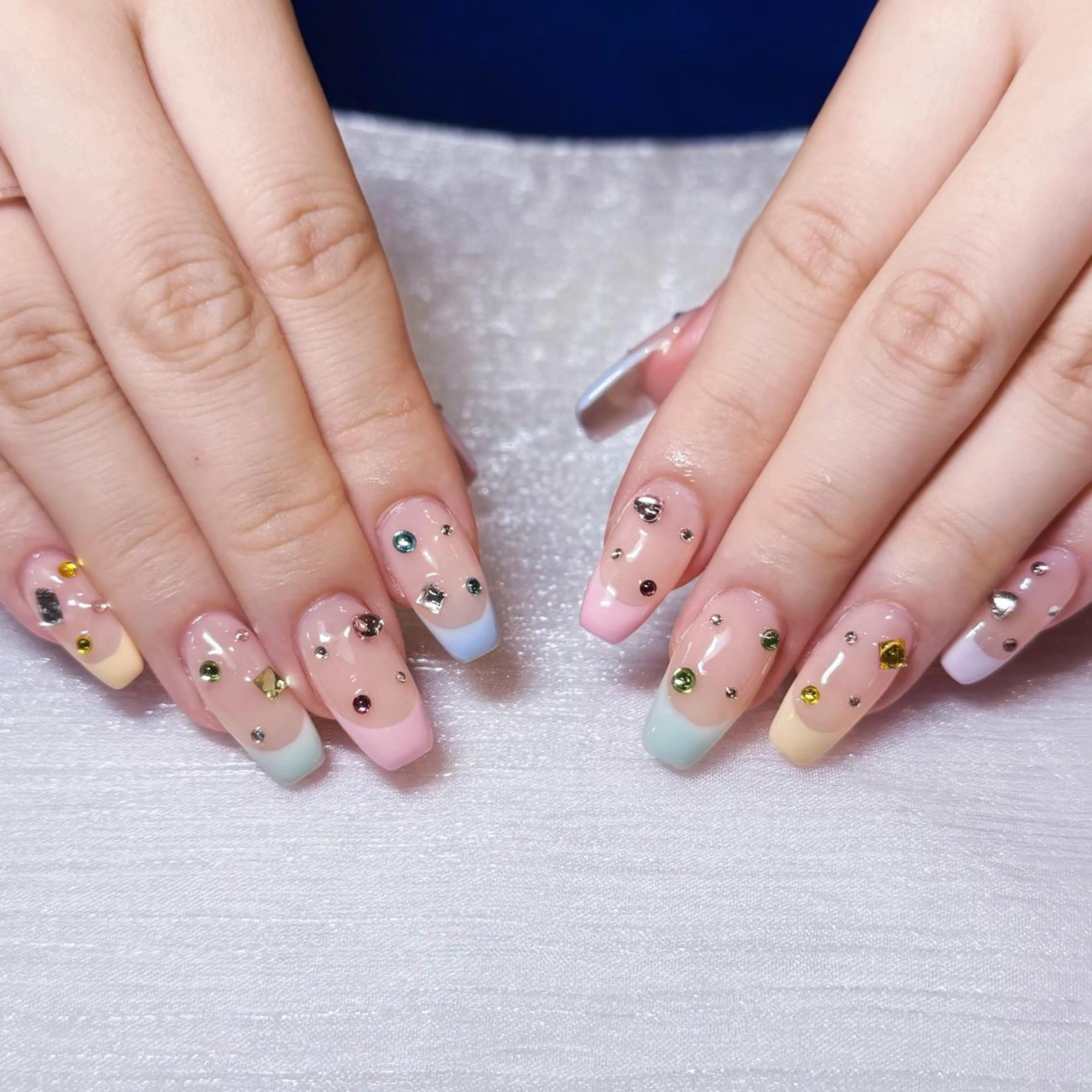 ネイル アートネイル オーロラネイル ガーリー キラキラネイル 韓国ネイル ハンドネイル DIAMOND 💅のネイルデザイン