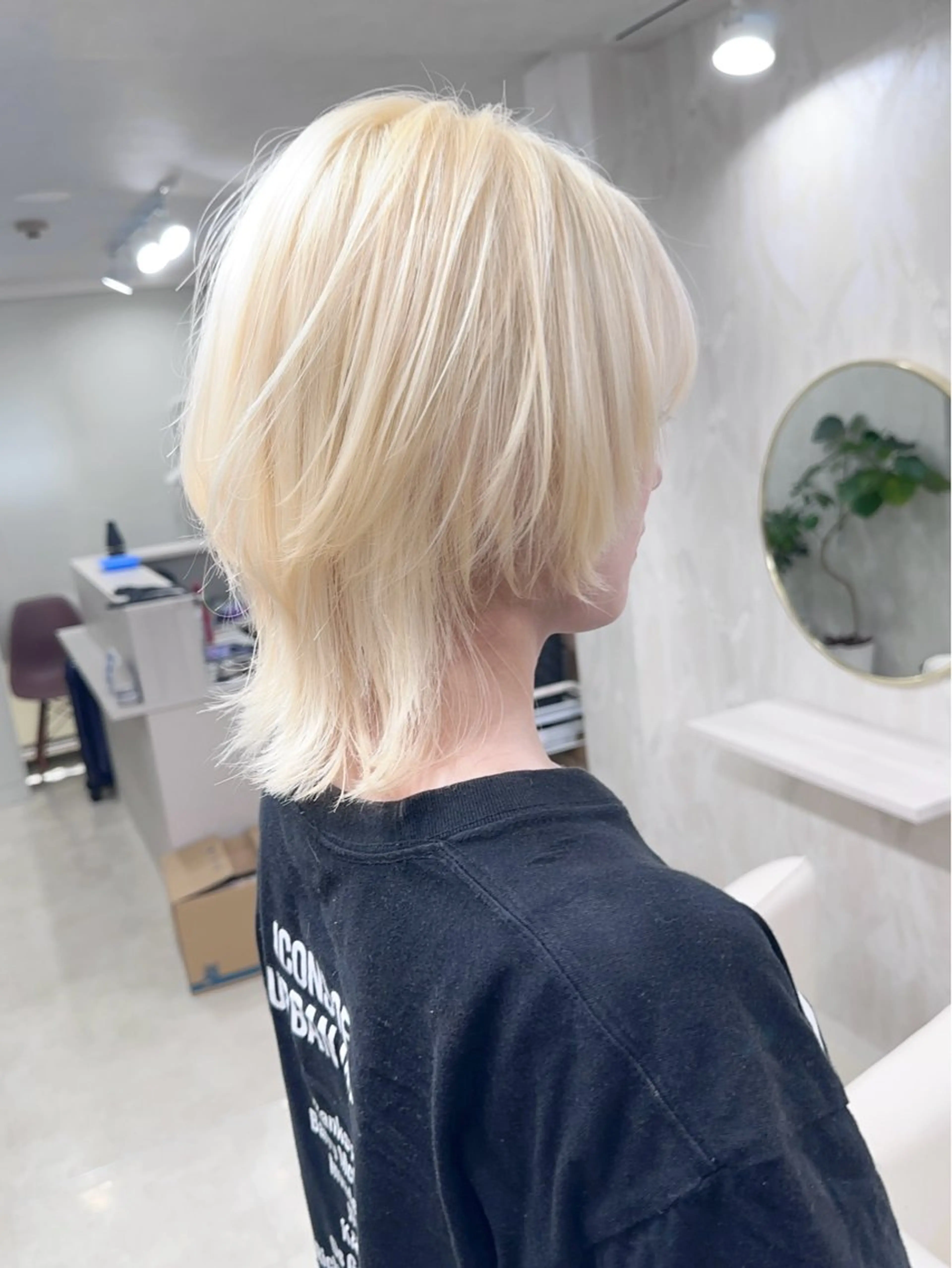 ミディアム ウルフカット ヘアカラー 前髪カット🩶レイヤ ー🩶ハイトーン🩶のヘアスタイル
