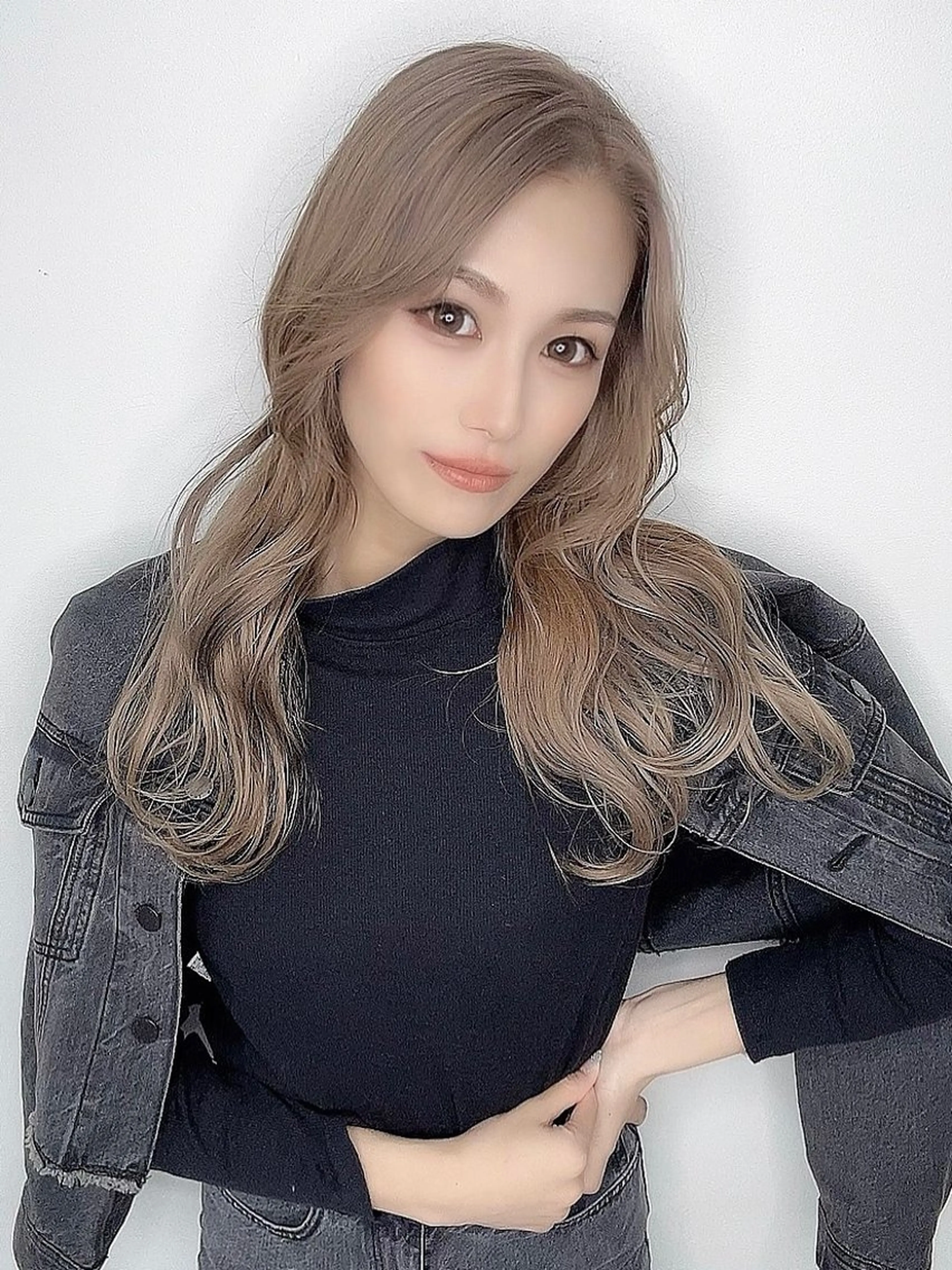 セミロング カラー ヘアアレンジ ブリーチ ケアブリーチ ダブルカラー グレージュ ミルクティーグレージュ ヘアカラー トリートメント vizz by elyts【北谷】のヘアスタイル