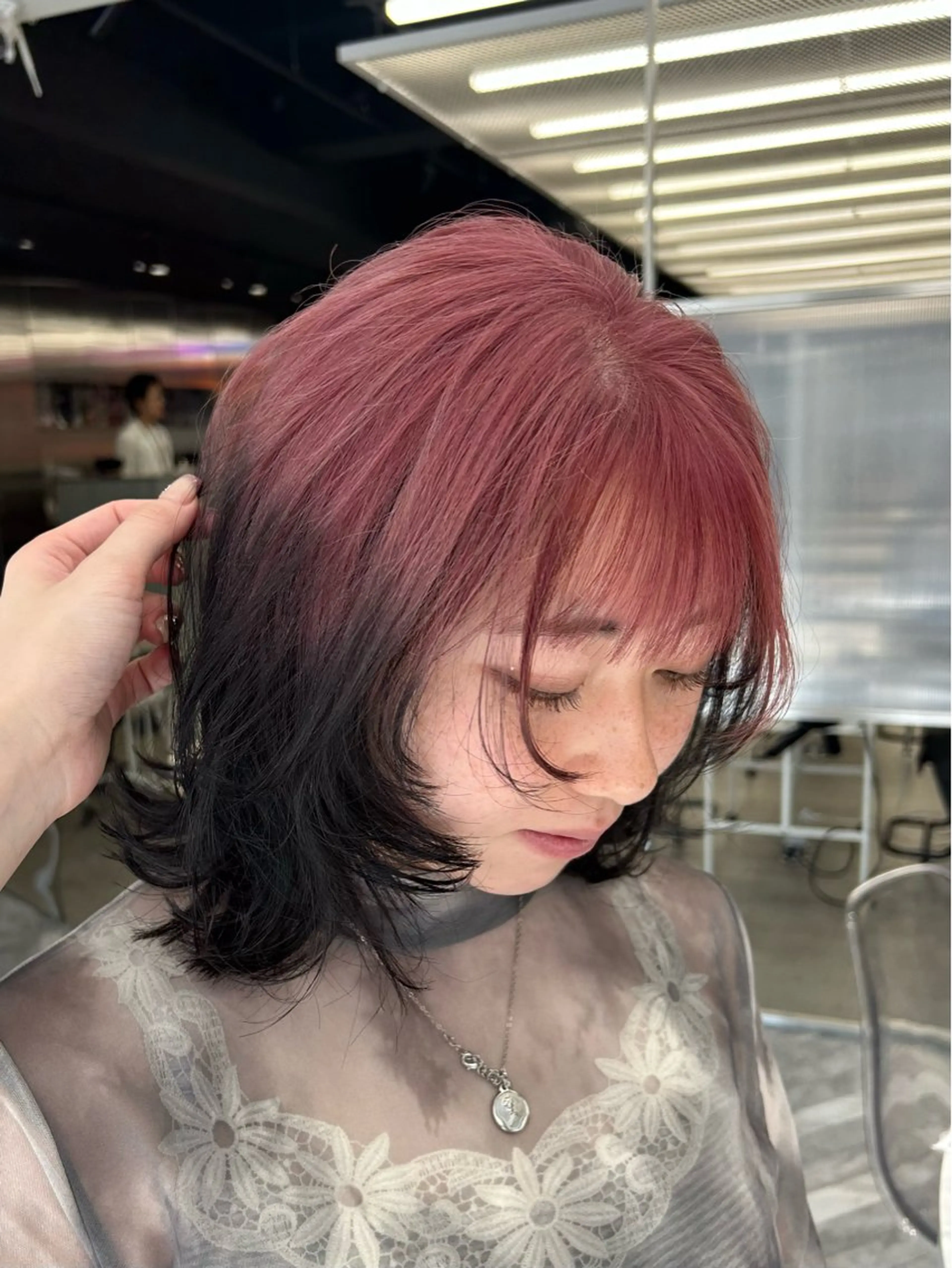 ミディアム 透け感ベージュ ／ミハルのヘアスタイル