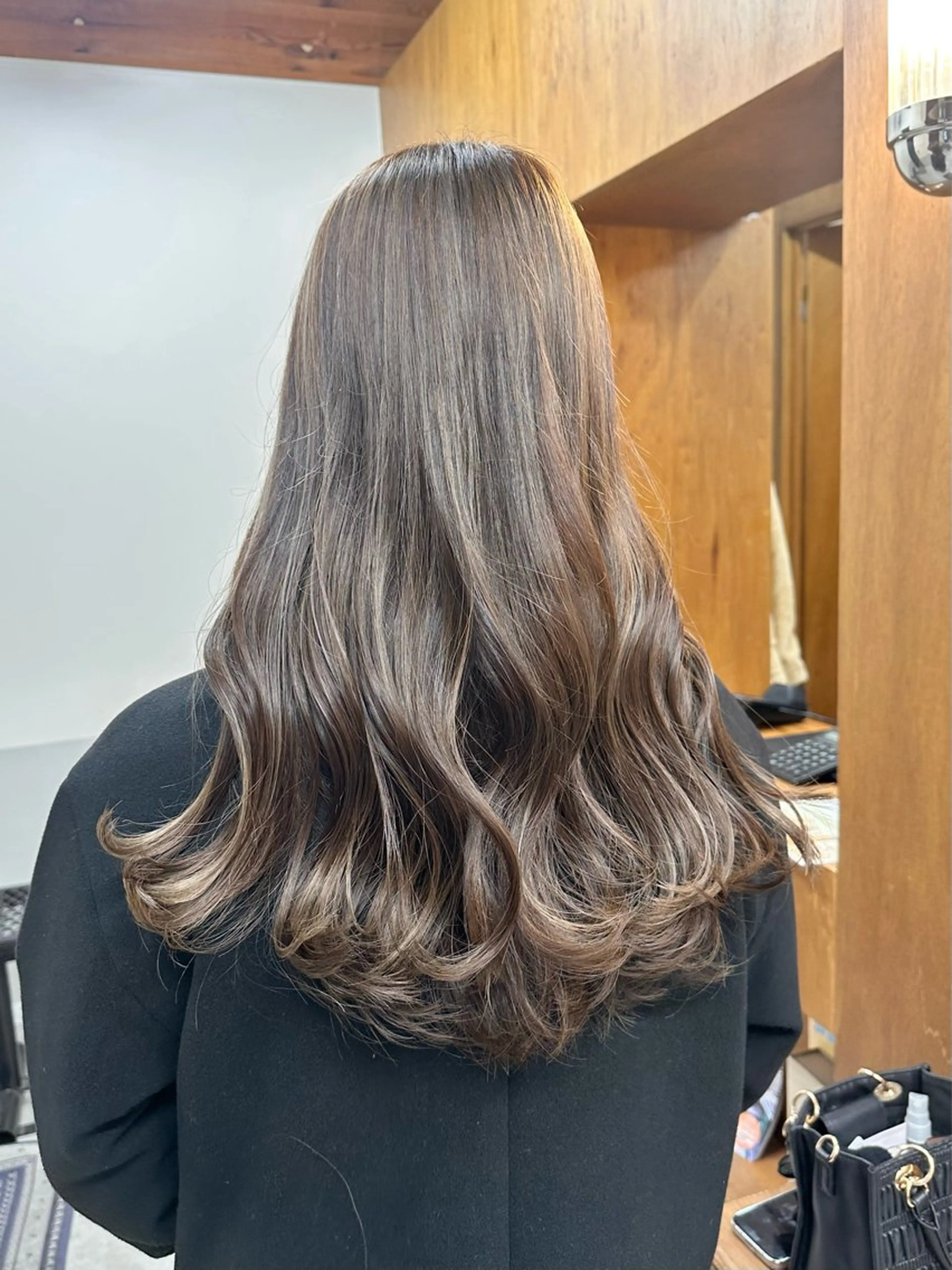 ロング カラー まろやかなベージュ 小池春樹のヘアスタイル