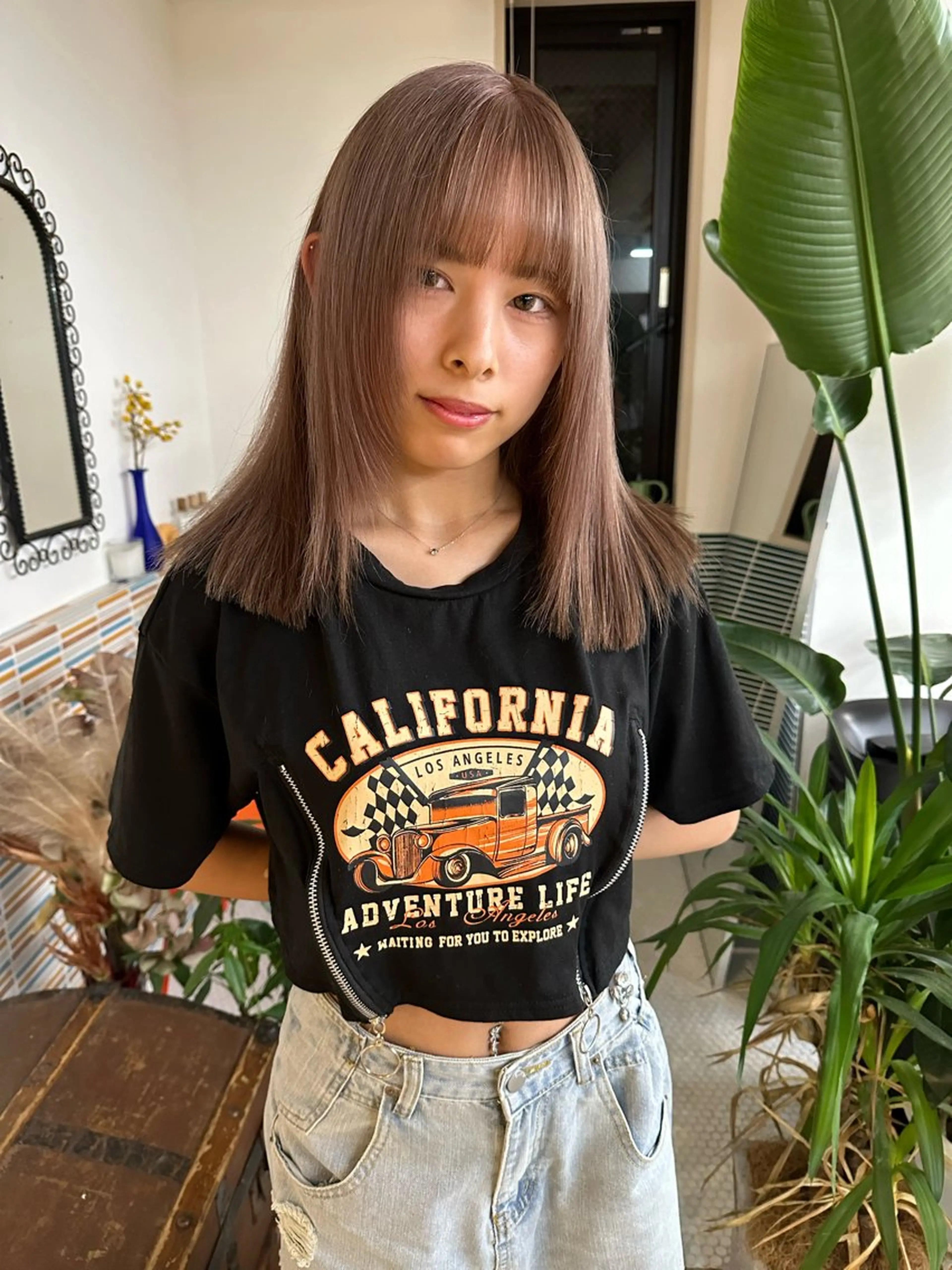ロング カット ヘアカラー ミルクティーベージュ outaのヘアスタイル