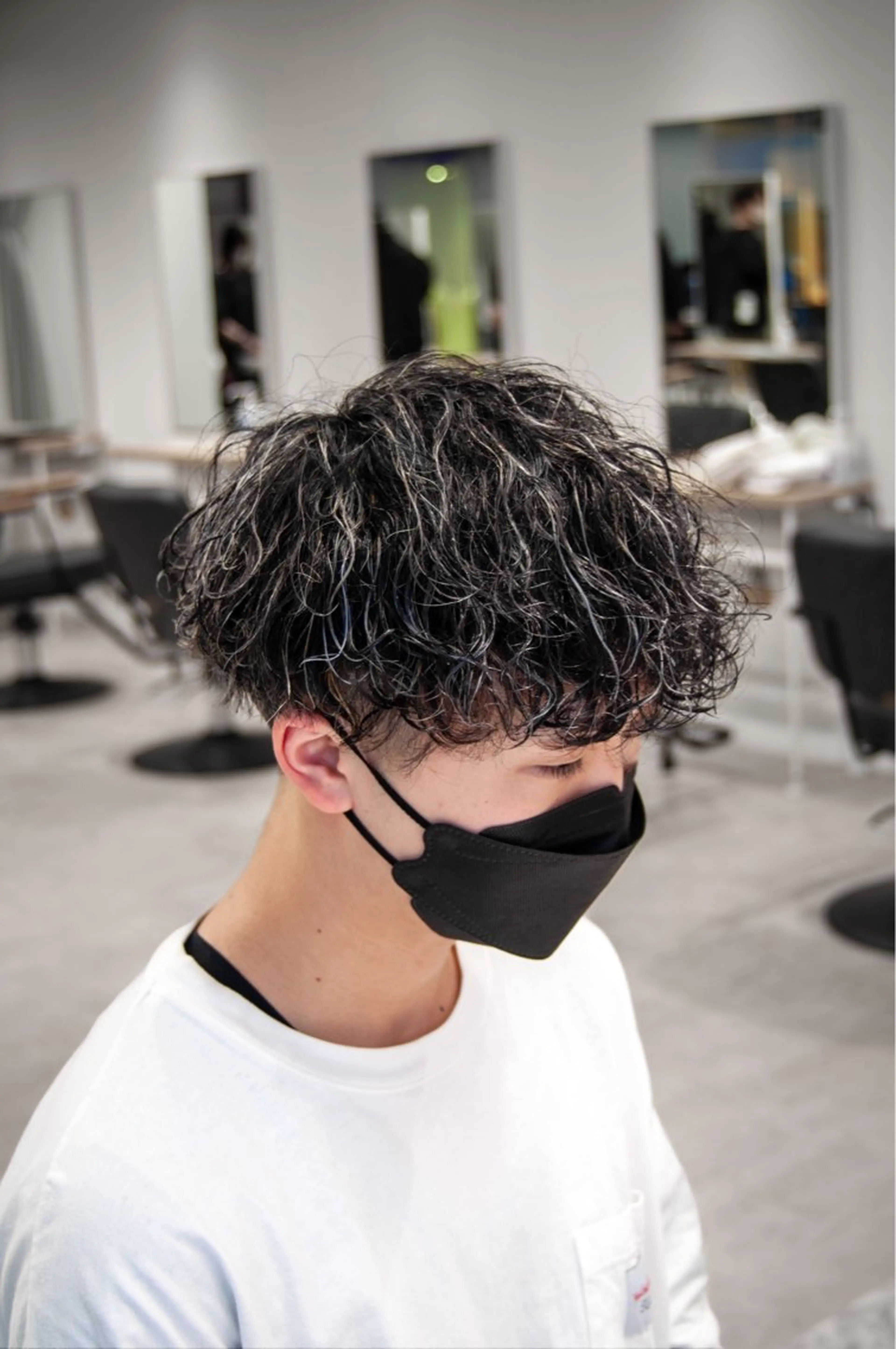 メンズ メンズパーマ 学生（メンズ向け） 波巻きパーマ カット ヘアカラー パーマ シャドウパーマ/ スパイキーショートのヘアスタイル