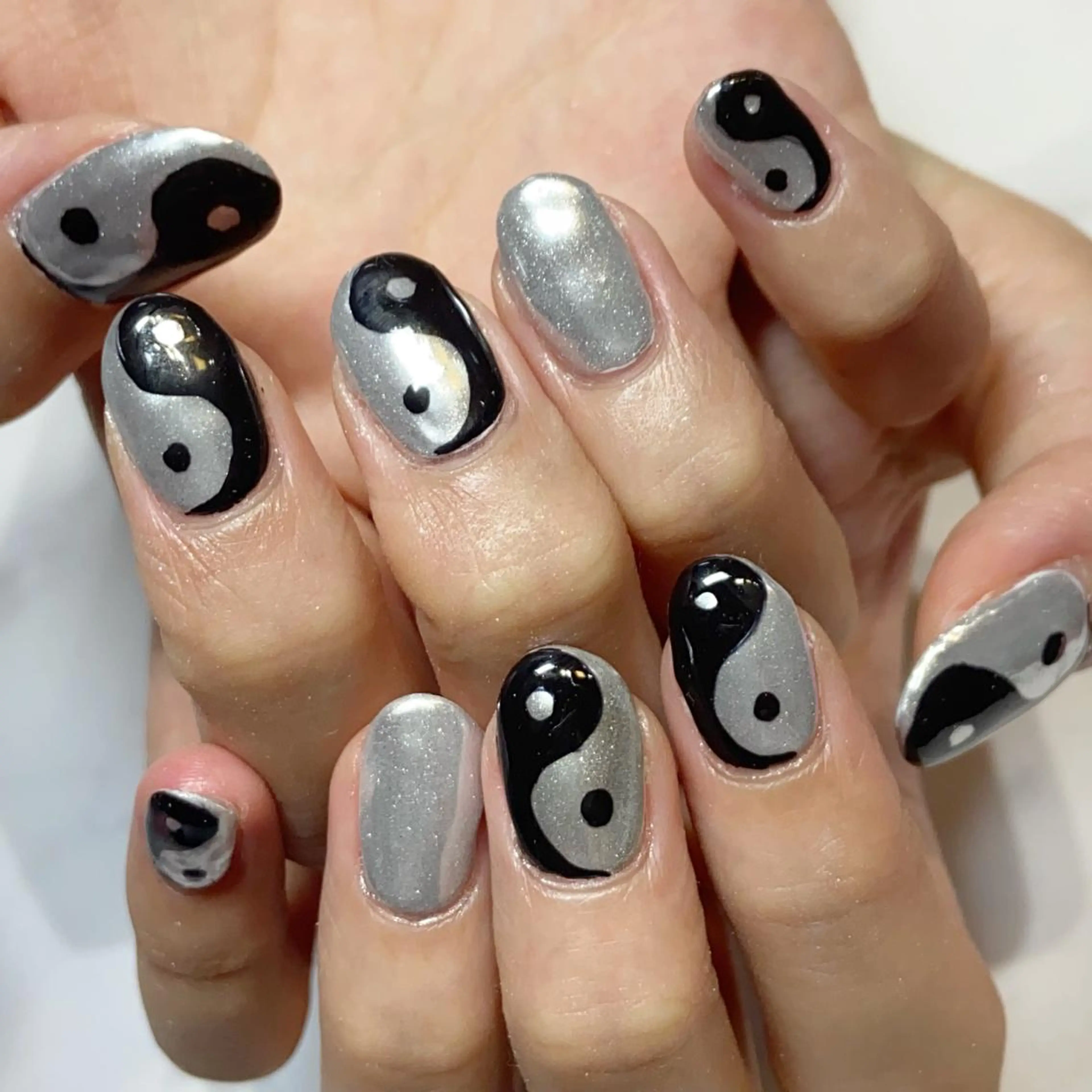 ネイル ミラーネイル ホワイト ハンドネイル YUN 💅のネイルデザイン