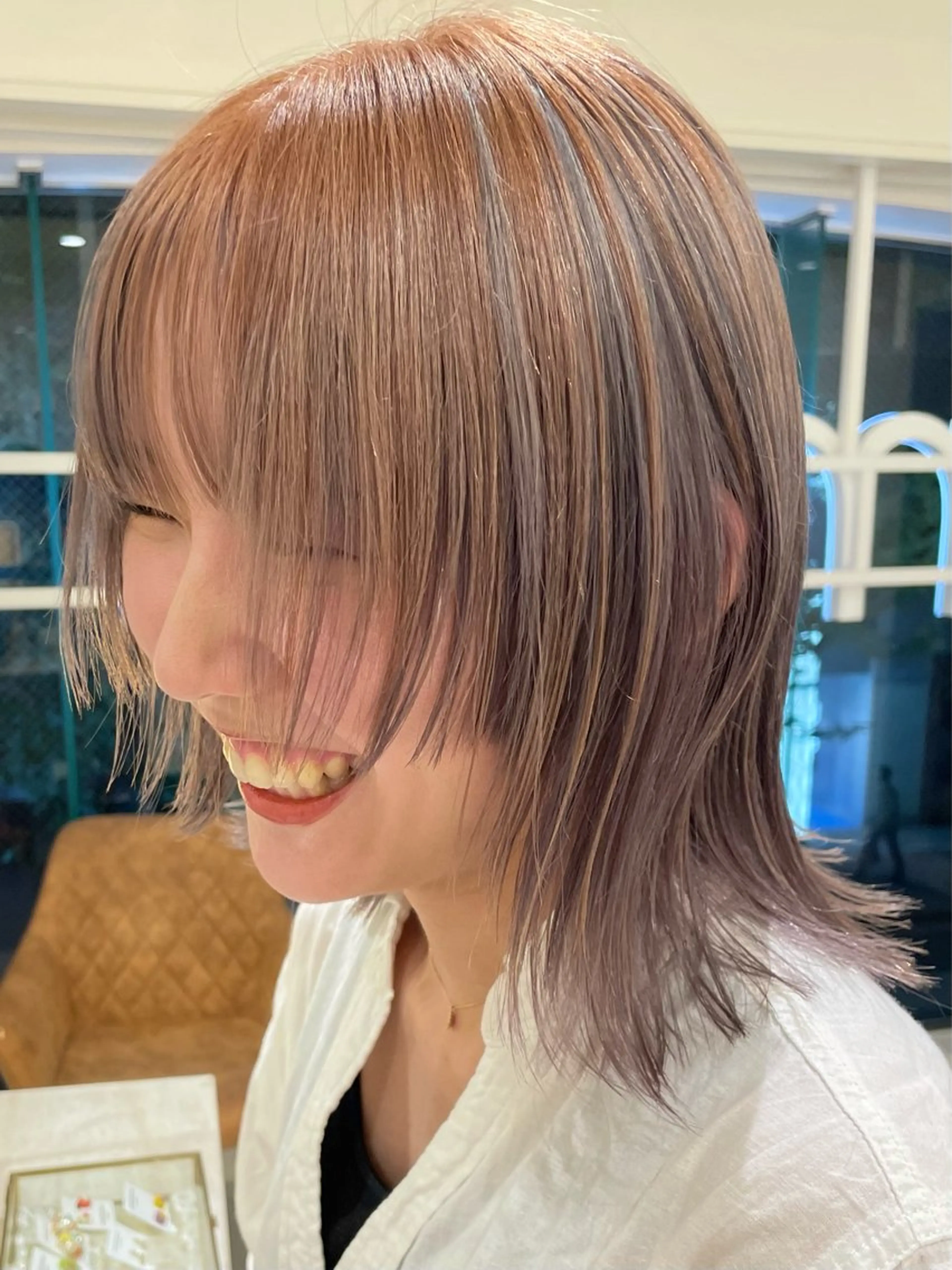 ミディアム 赤みオフの透明感職人 /ケア重視の美髪施術のヘアスタイル