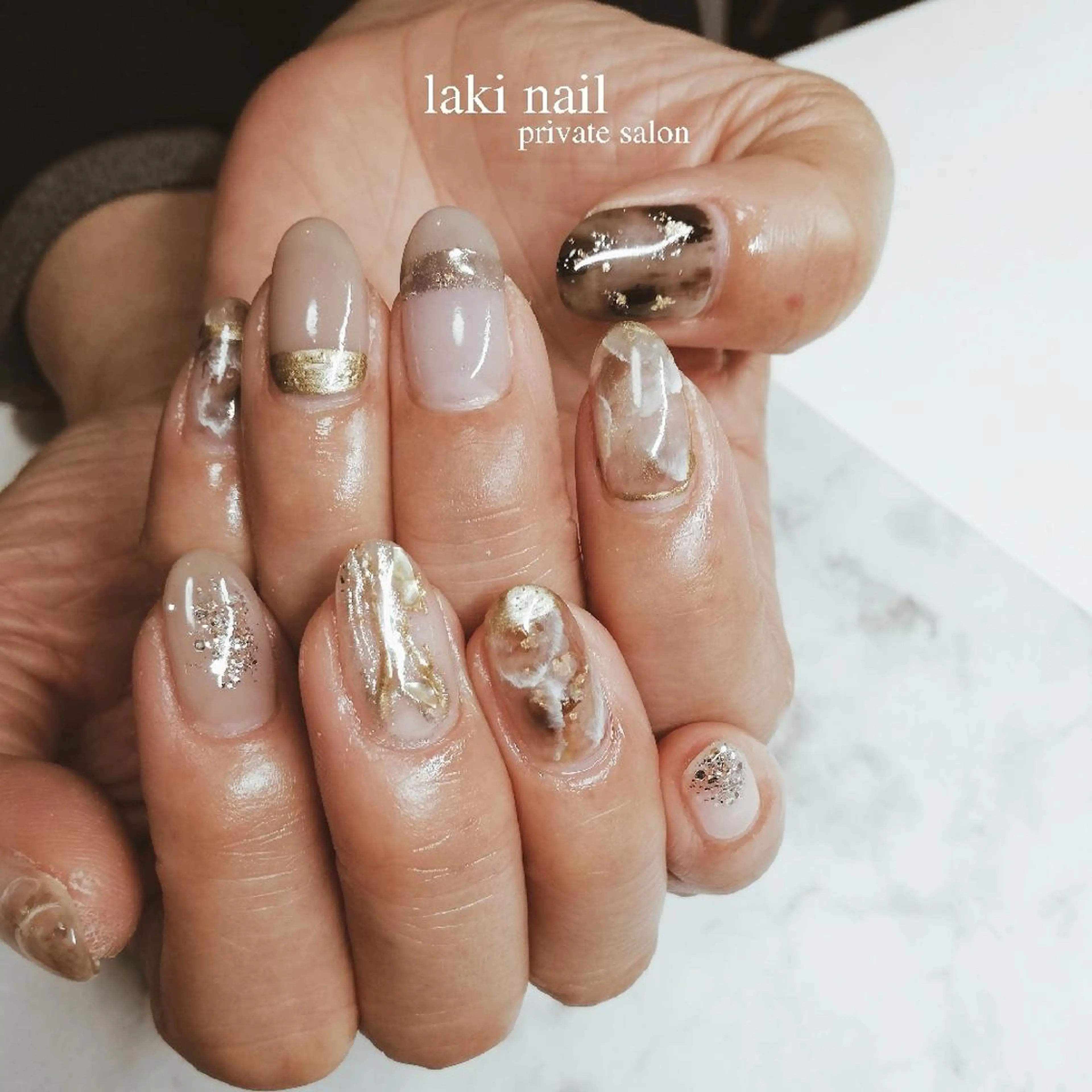 ミディアム ネイル 大理石ネイル(マーブル) ミラーネイル ニュアンスネイル ハンドネイル by lakiのネイルデザイン