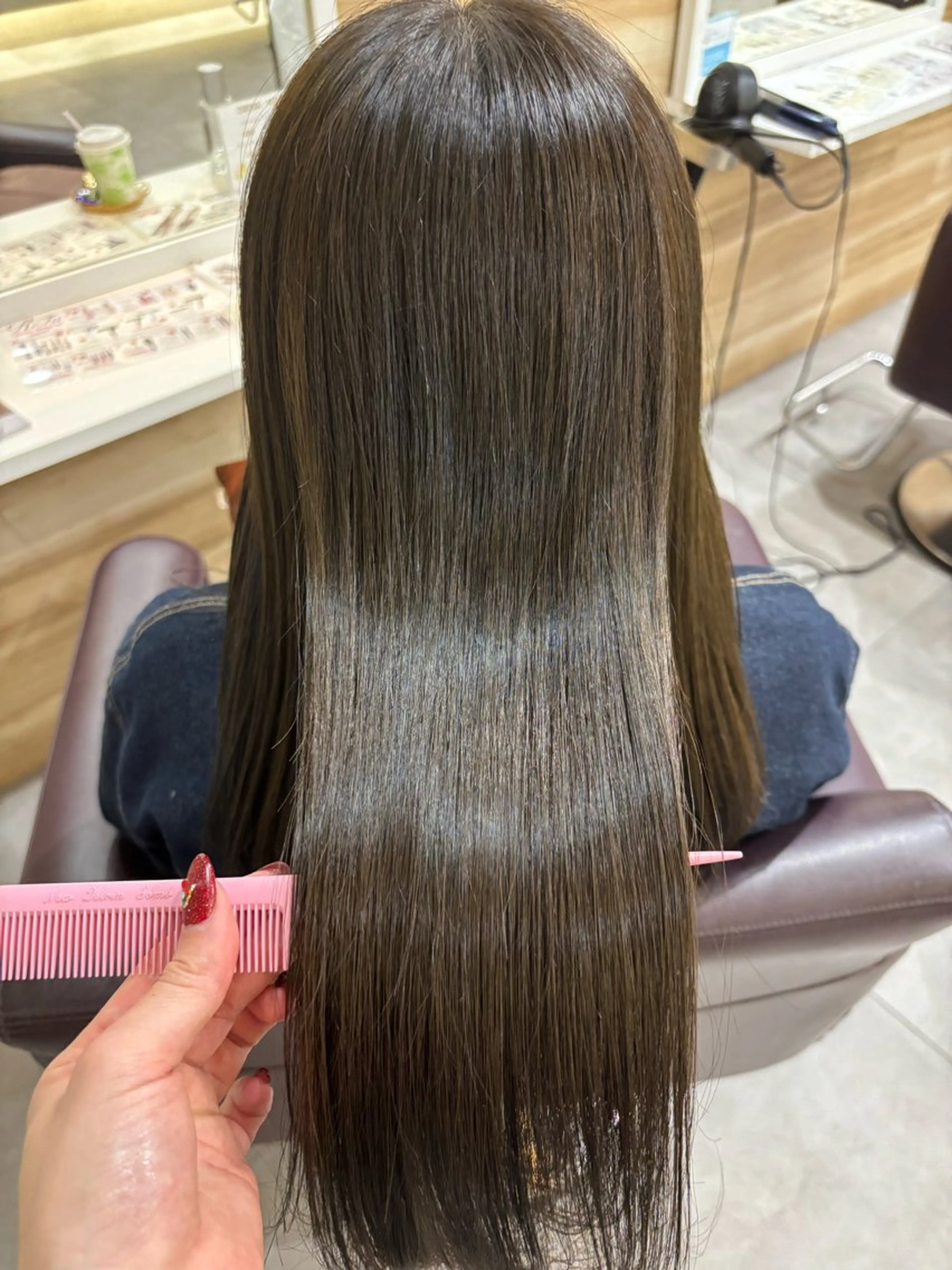 ロング カラー アッシュ オリーブアッシュ カット ヘアカラー トリートメント ヘッドスパ 長岡 明音のヘアスタイル