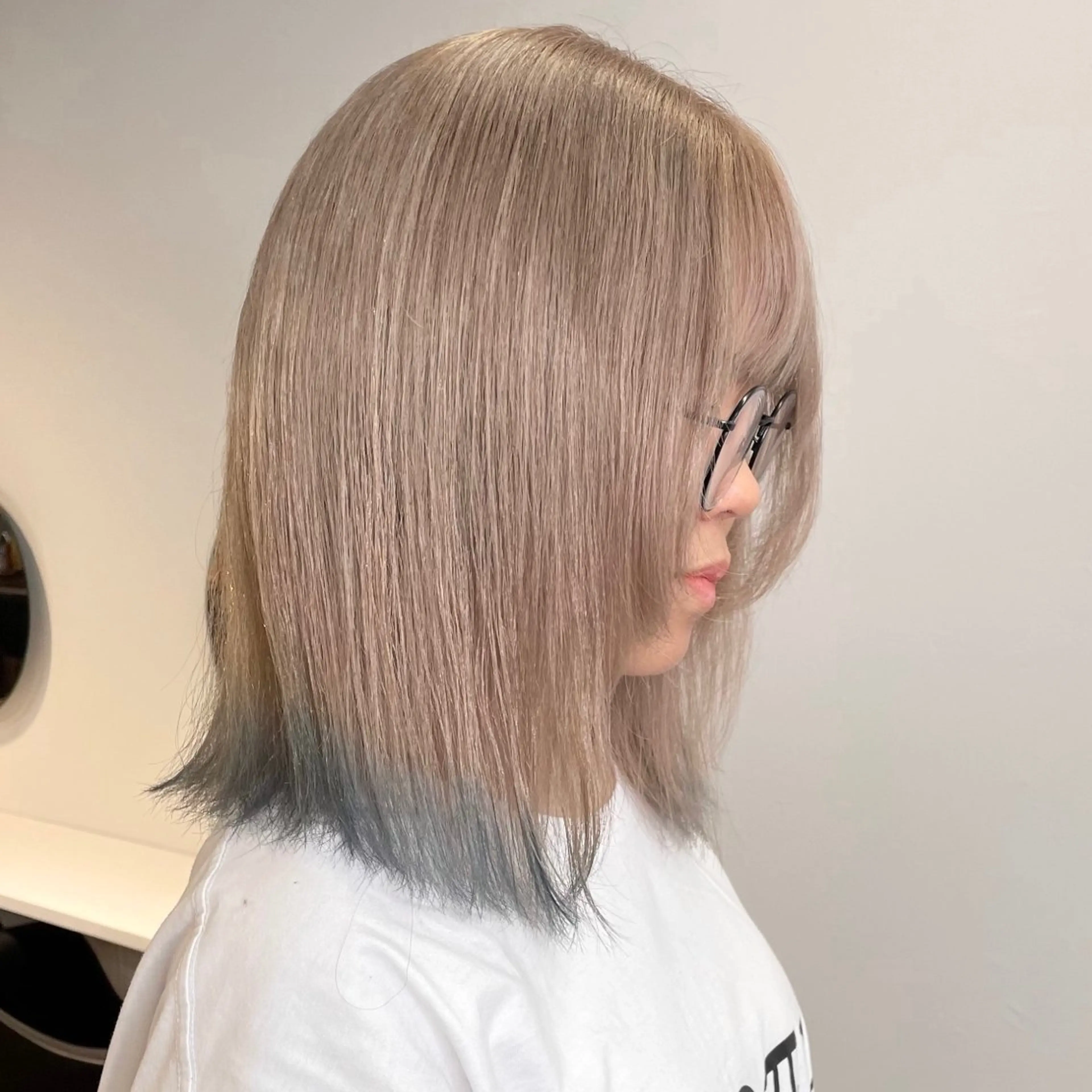 セミロング カラー ヘアアレンジ ベージュカラー ブリーチ ブロンド ブロンドベージュ デザインカラー mao透明感カラー 似合わせヘアメイクのヘアスタイル