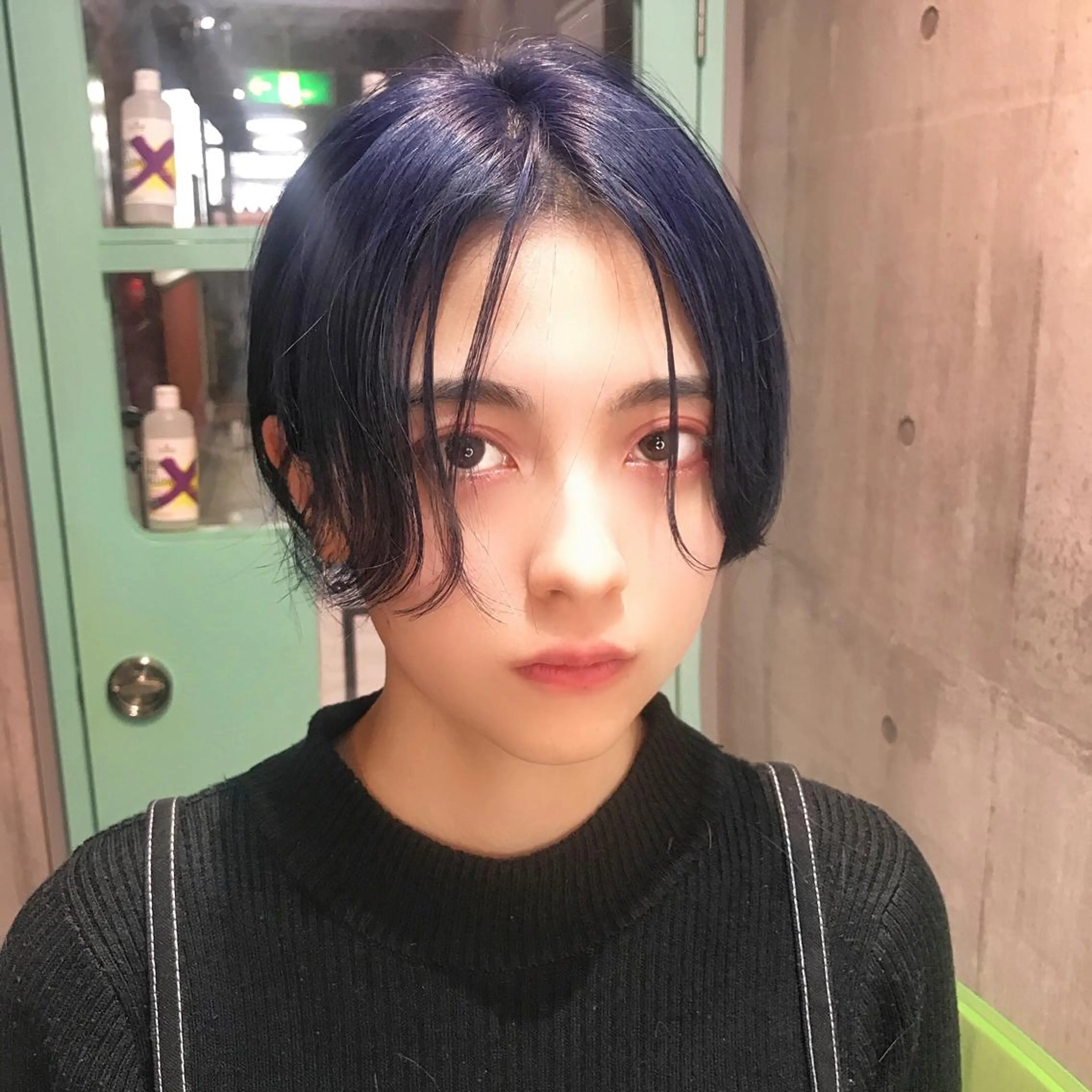 ショート カラー ハンサムショート ネイビーカラー ショートヘア ホワイト&レイヤーカ ットエクステ長畠俊輔のヘアスタイル