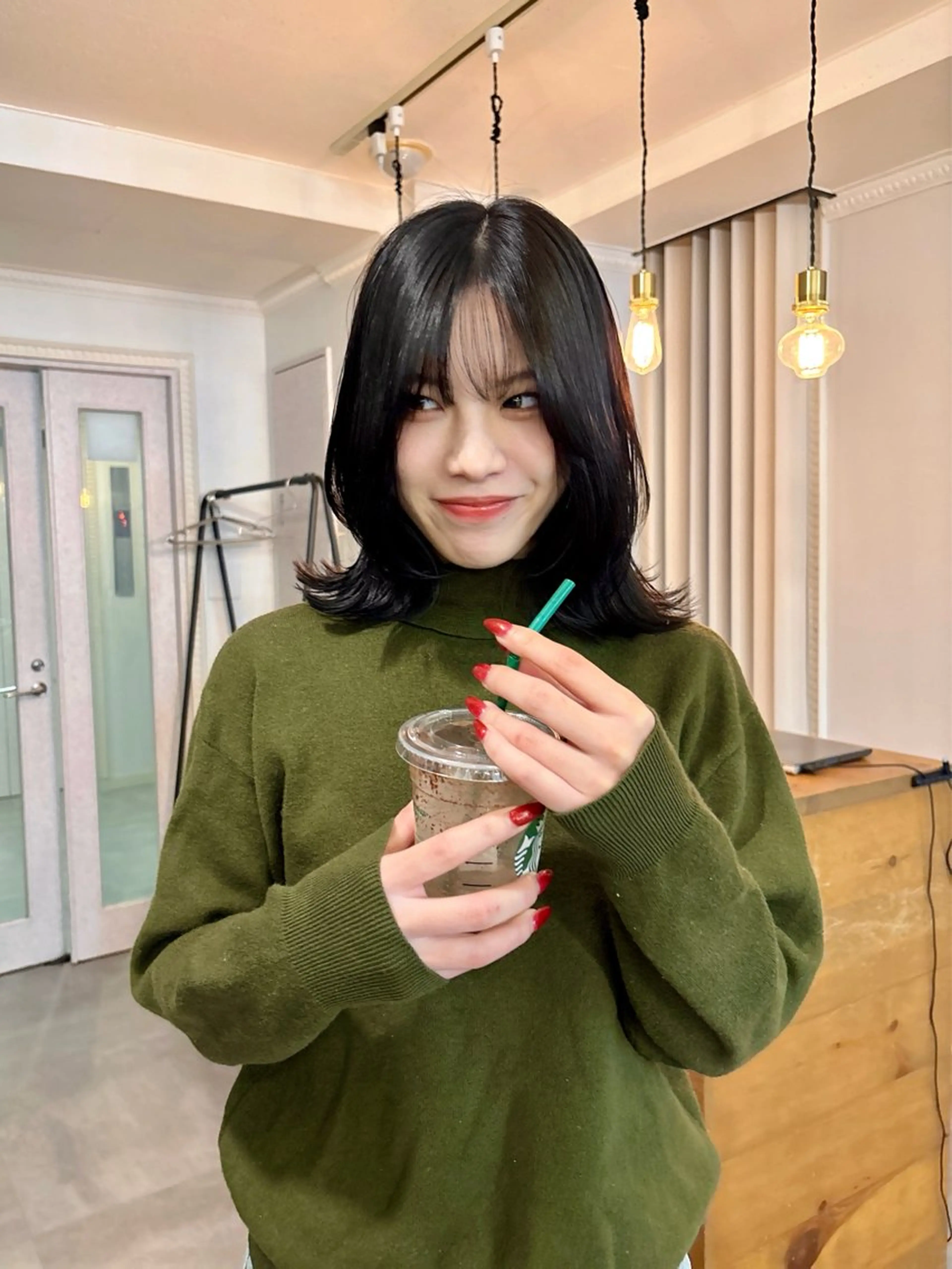ミディアム 切りっぱなしボブ ボブ くびれヘア 伸ばしかけ 髪質改善 カット ヘアカラー トリートメント SALT WATER所属・南堀江ハイトーン ×カットMIKU🍒のヘアスタイル