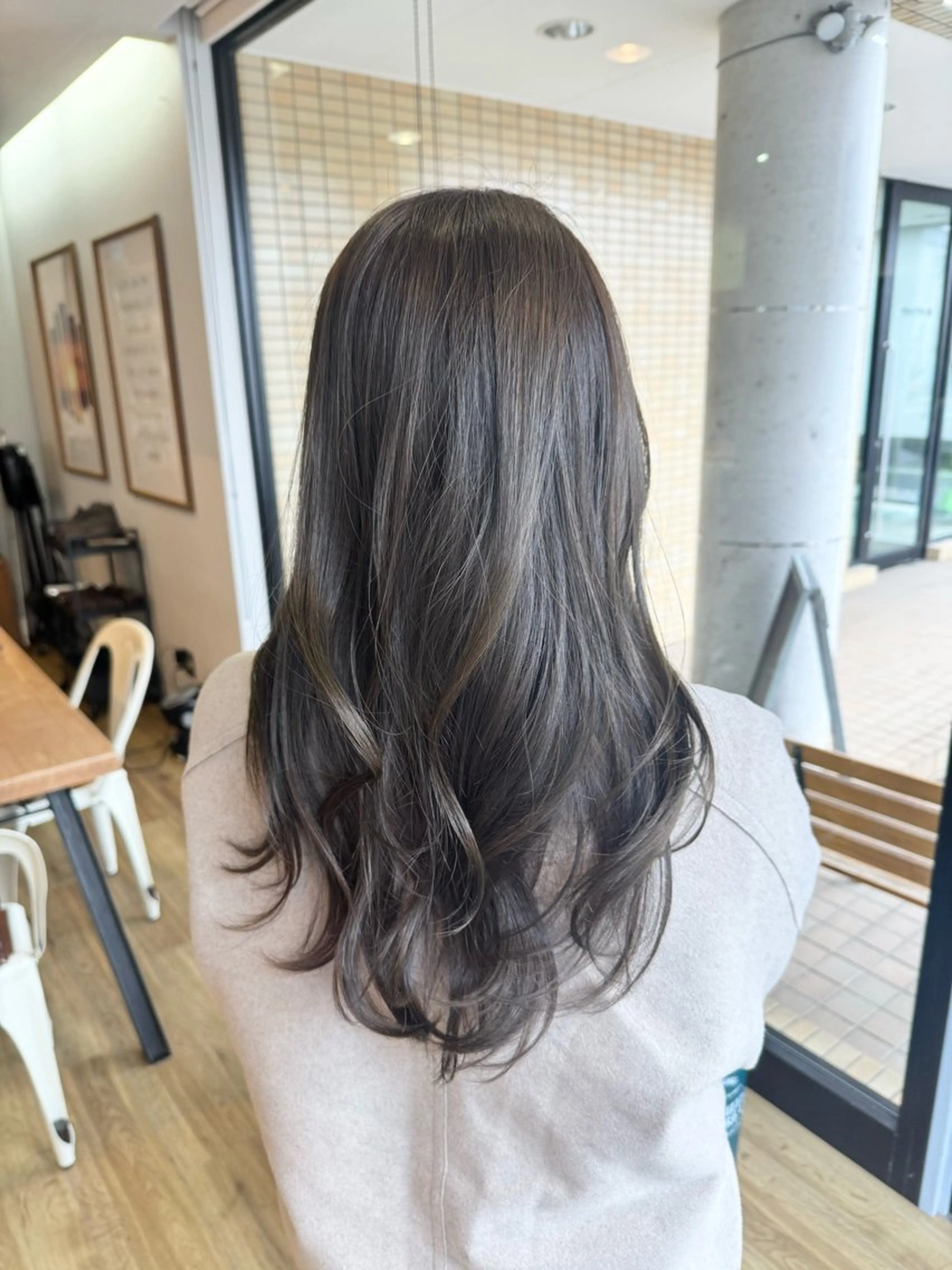 ロング カラー グレージュ オリーブグレージュ オリーブグレー ヘアカラー トリートメント ツキダテ ユイのヘアスタイル