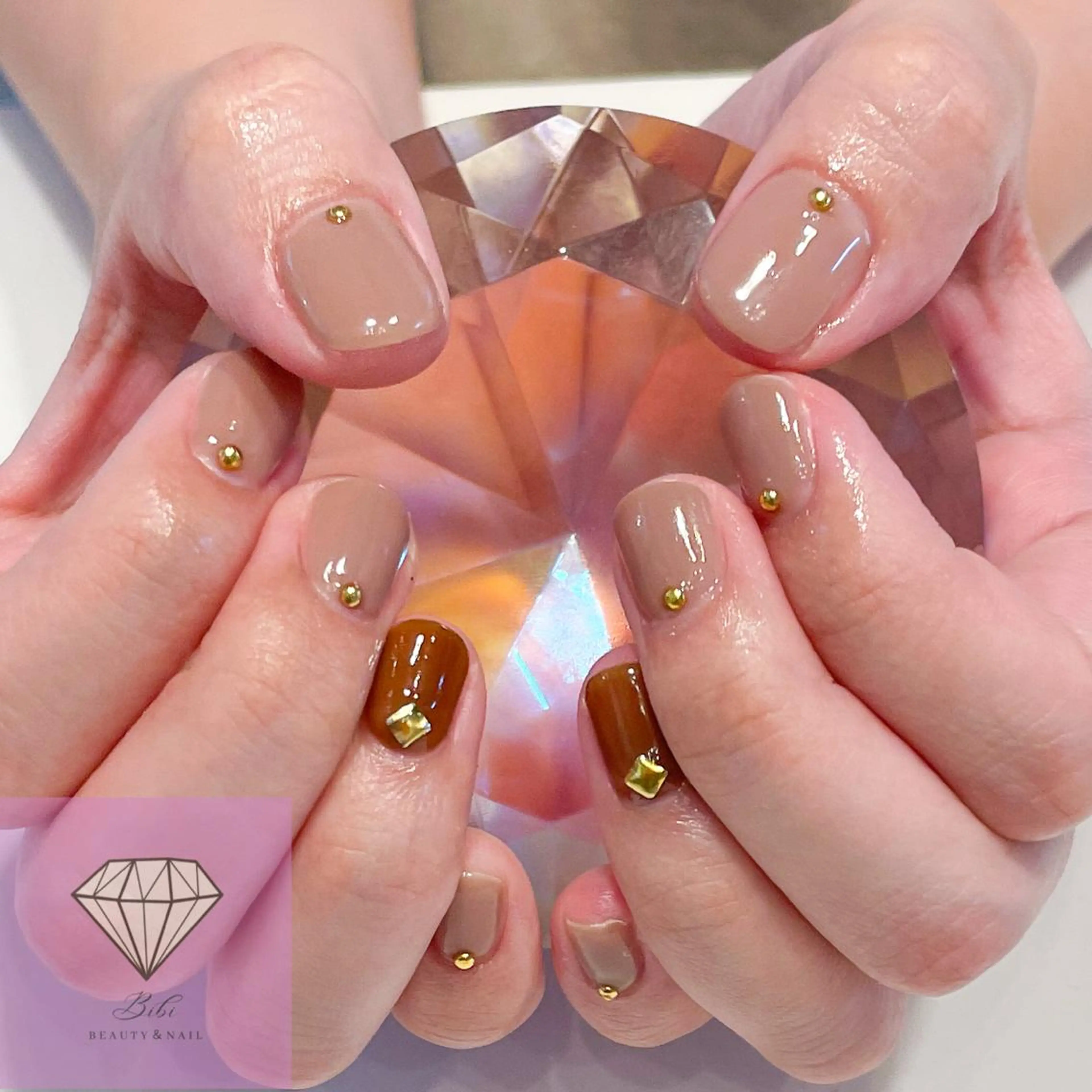 ネイル ブラウン ワンカラーネイル ストーンネイル ハンドネイル ネイルサロン💎 Bibiのネイルデザイン
