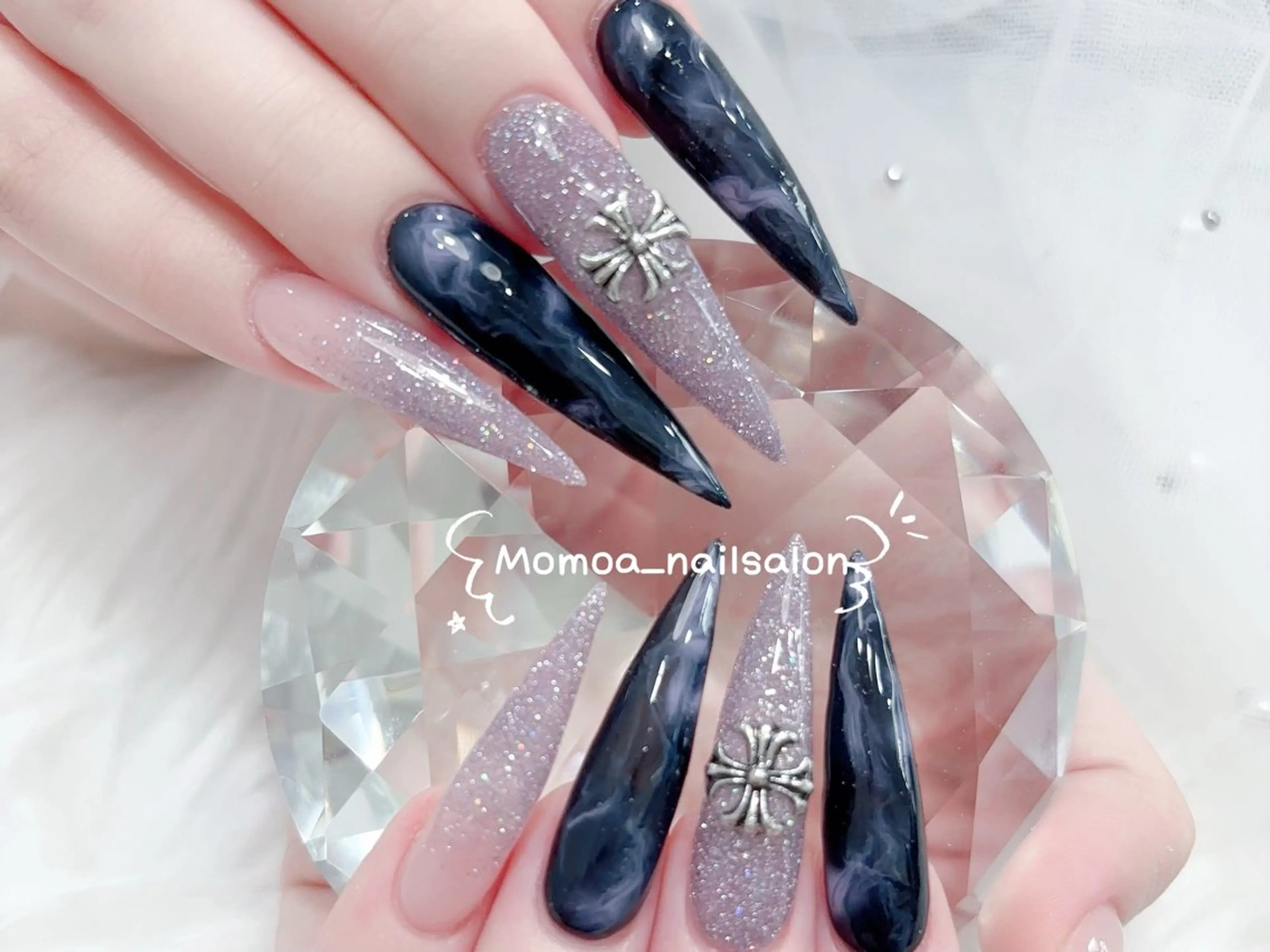 ネイル 成人式 ロングネイル マグネットネイル 大理石ネイル(マーブル) リボン ハンドネイル Momoa nail salon所属・MoMoA Nail ネイル長さ出し専門店のネイルデザイン