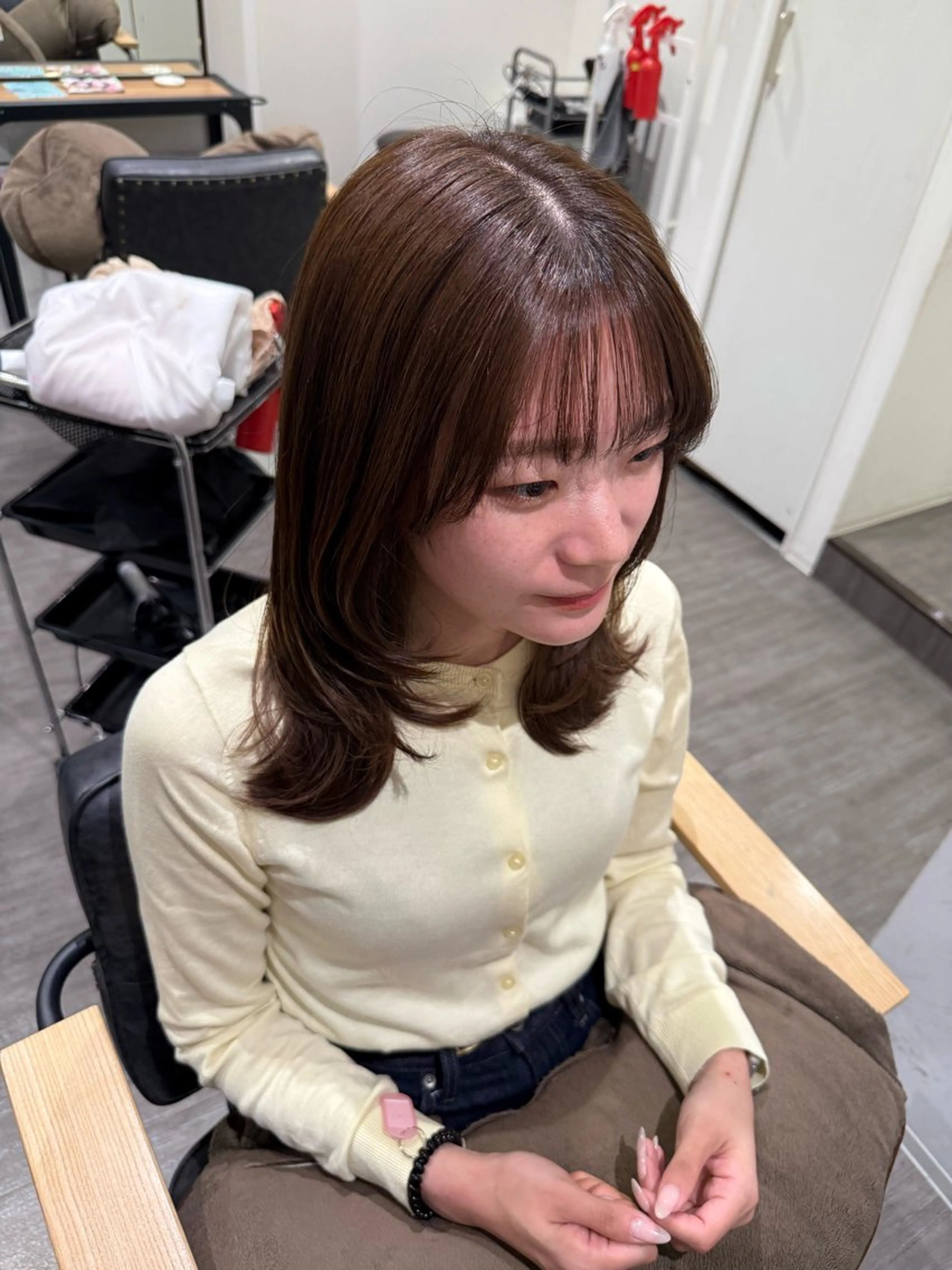 ミディアム カラー ミディアムレイヤー アッシュ ベージュカラー レイヤーカット カット ヘアカラー トリートメント 上田 紗也のヘアスタイル