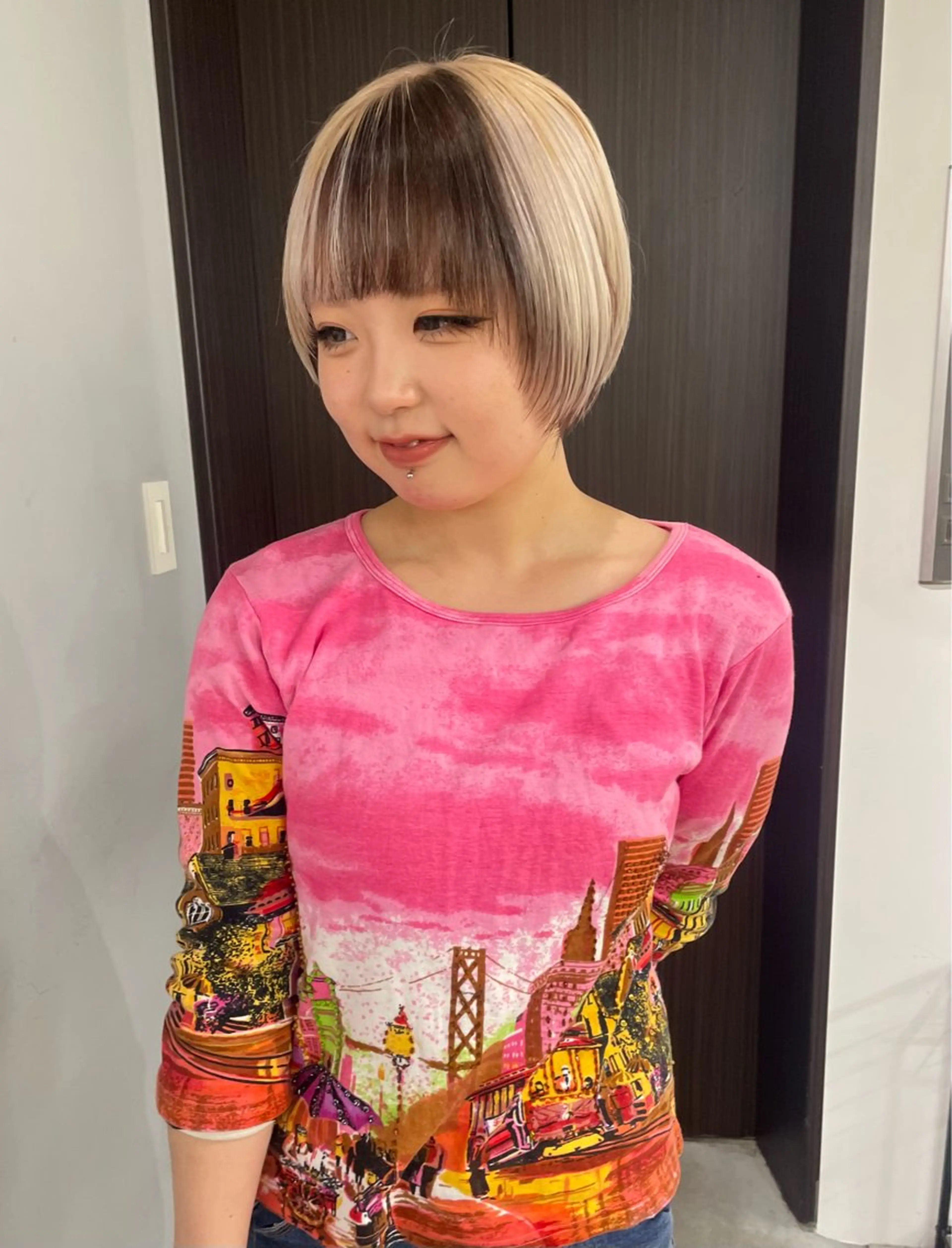 ショート カラー ブリーチ ケアブリーチ デザインカラー ダブルカラー イヤリングカラー ヘアカラー トリートメント MIU/ルーツカラー ボブ/顔周りレイヤーのヘアスタイル
