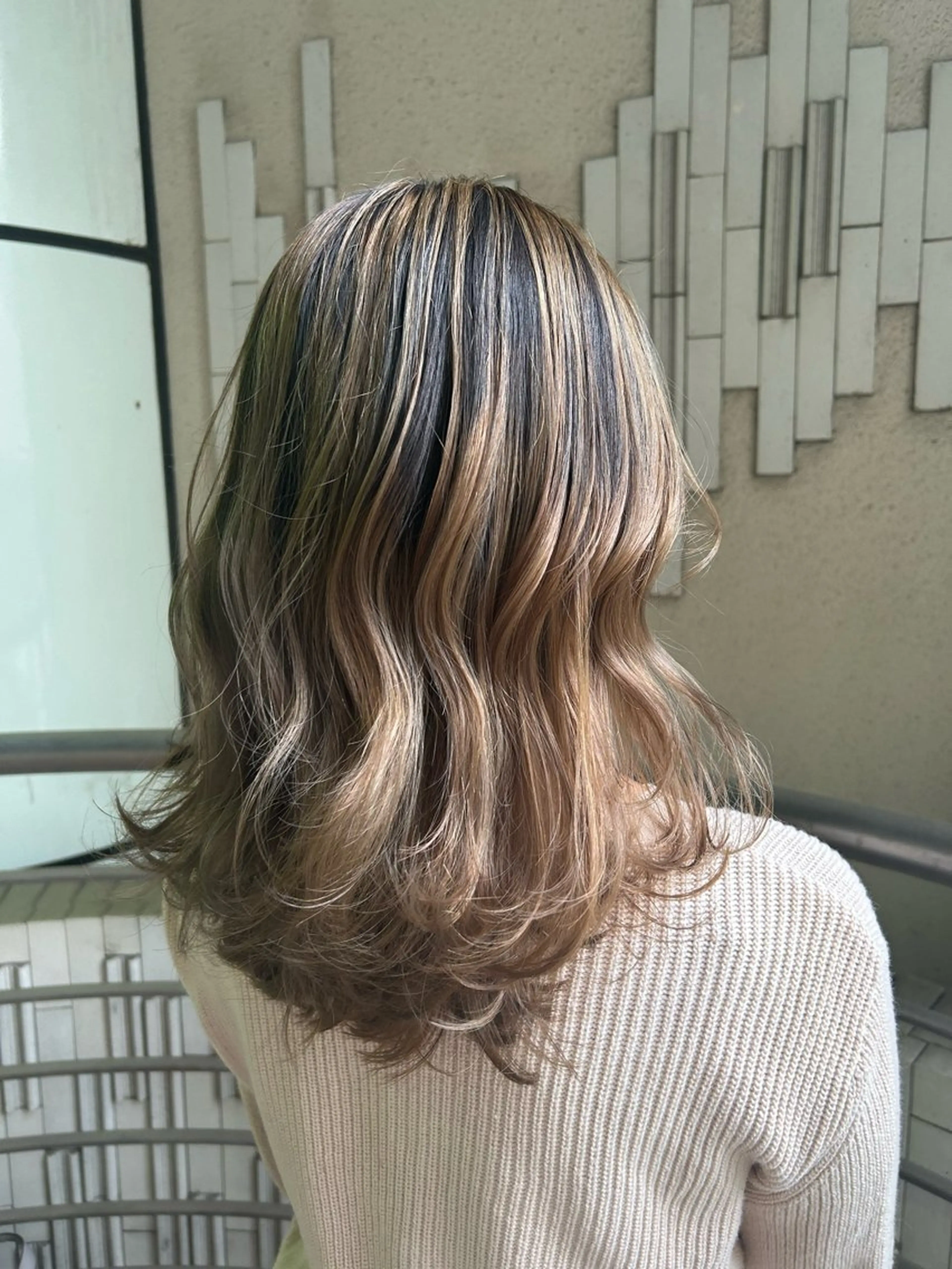 セミロング カラー バレイヤージュ デザインカラー グラデーションカラー レイヤーカット カット ヘアカラー トリートメント ikeda shioriのヘアスタイル
