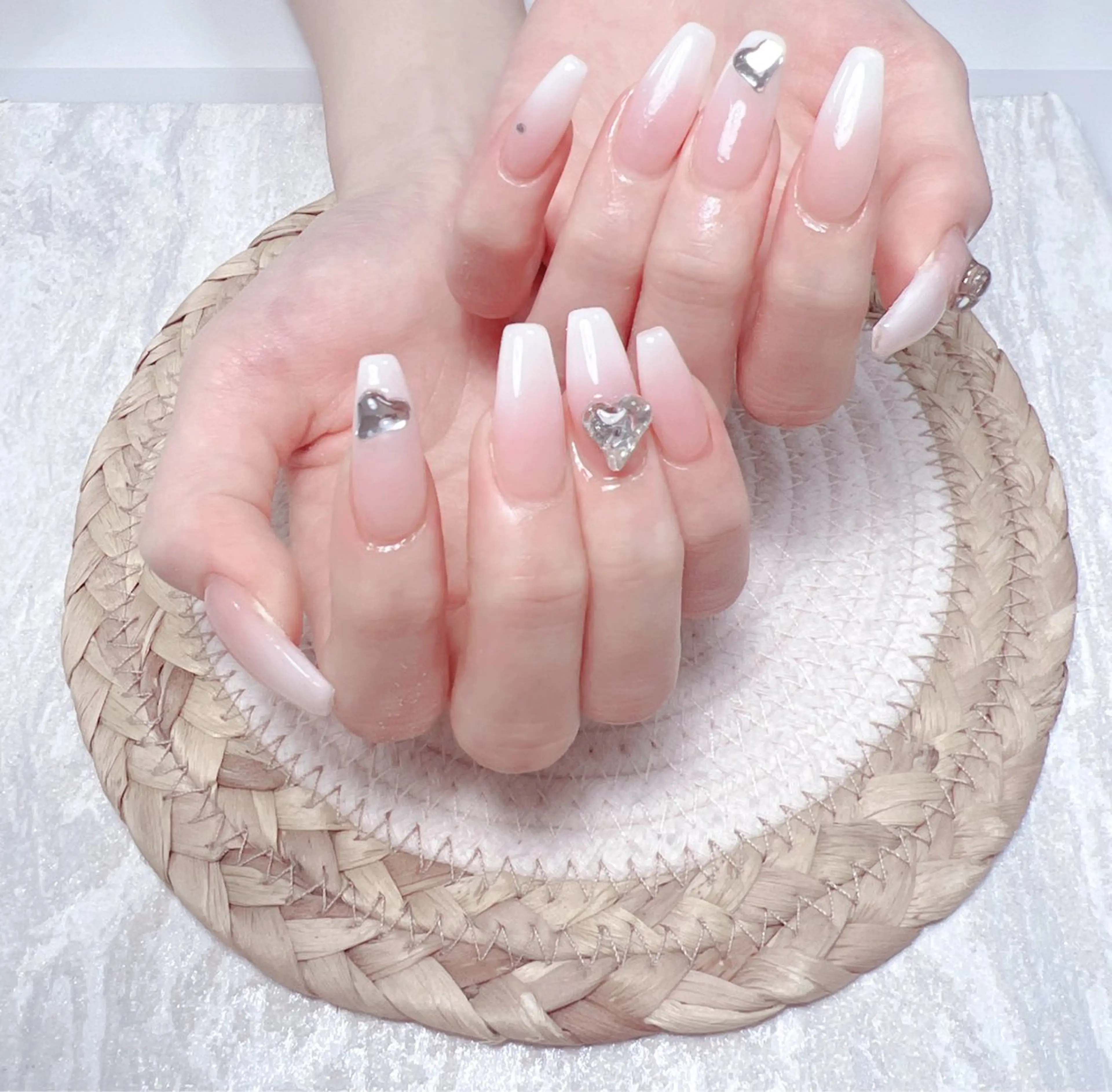 💅ハンド   グラデーション✨ラメグラ✨//ストーン2個プレゼント💗の写真
