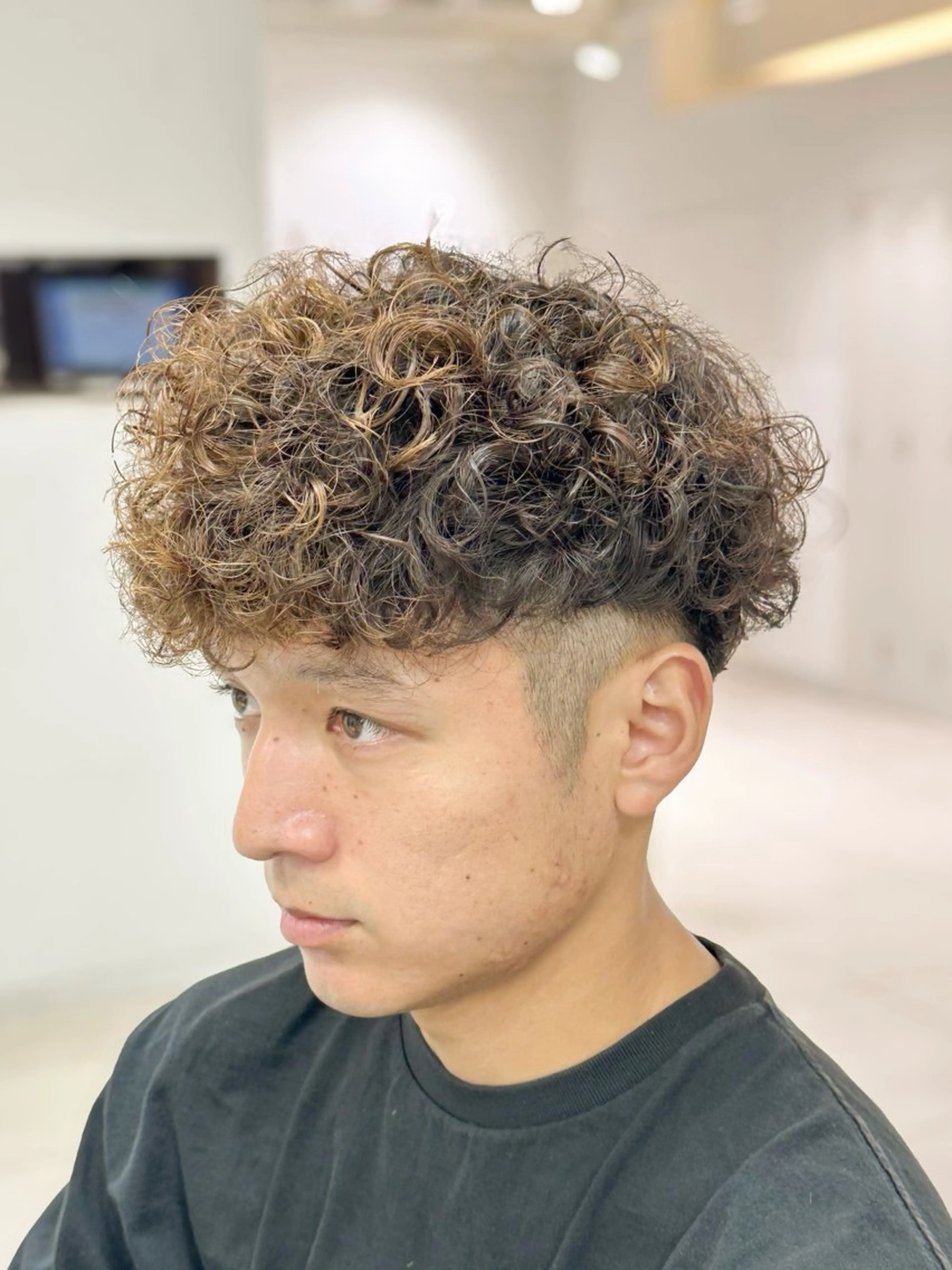 ショート パーマ メンズ スペインカール くせ毛 カット パーマ トリートメント フェザーパーマ職人 🪶ryosukeのヘアスタイル