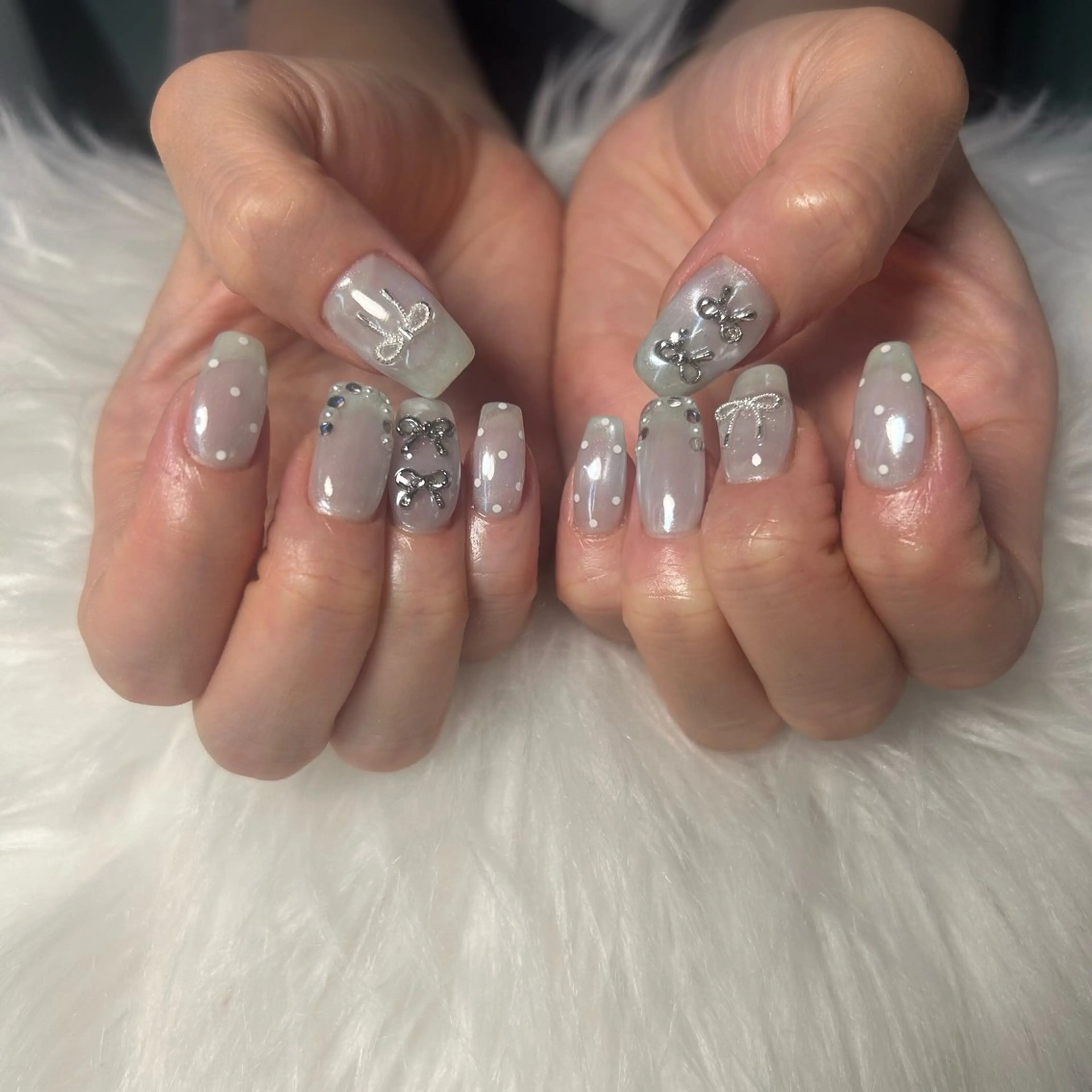 ネイル ドット 水色 ミラーネイル リボン ホワイト ハンドネイル haacnails（ハーシーネイル）所属・haac nailsのネイルデザイン