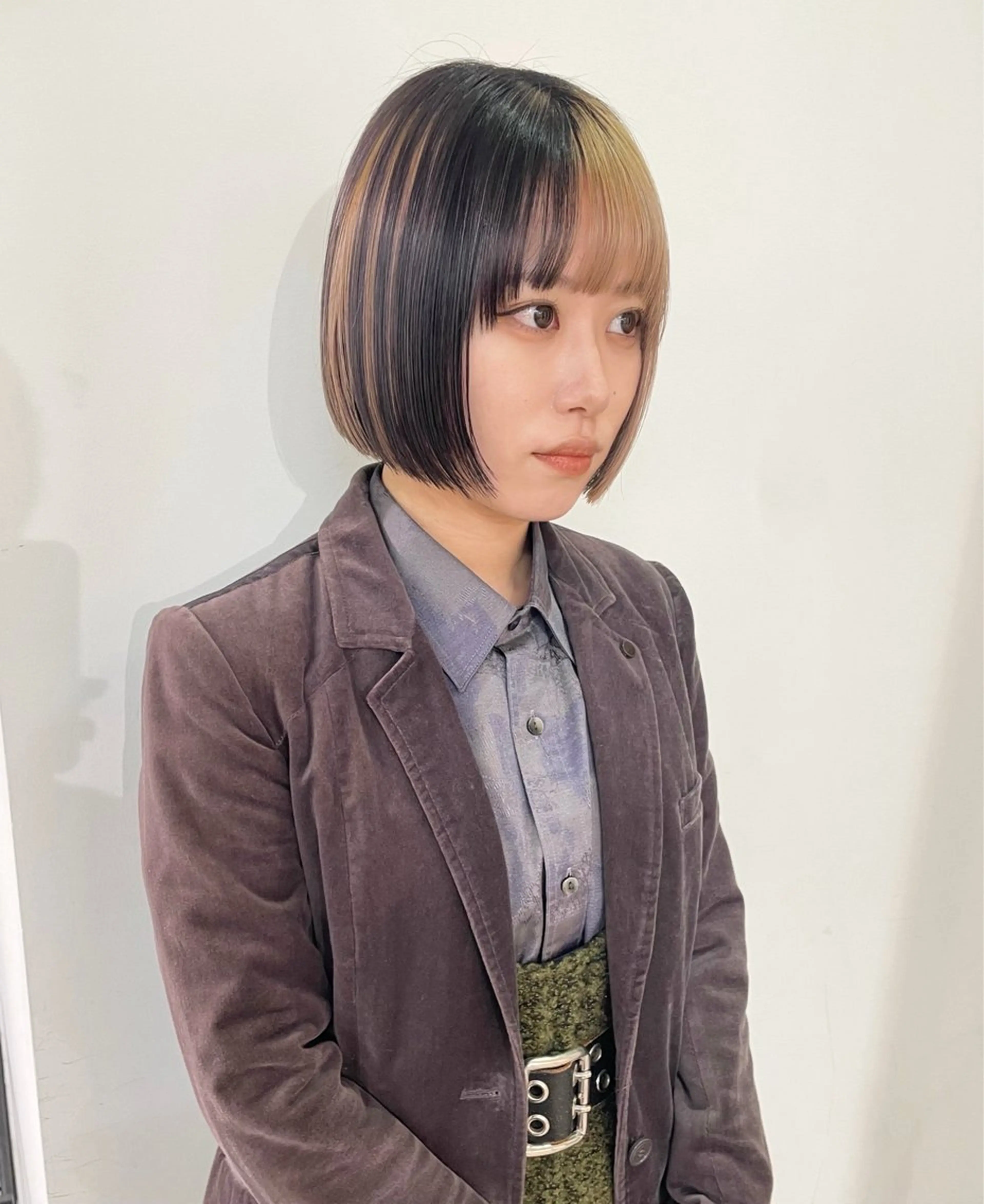 ショート カラー ベージュカラー ブリーチ ケアブリーチ デザインカラー ダブルカラー カット ヘアカラー トリートメント MIU/ルーツカラー ボブ/顔周りレイヤーのヘアスタイル