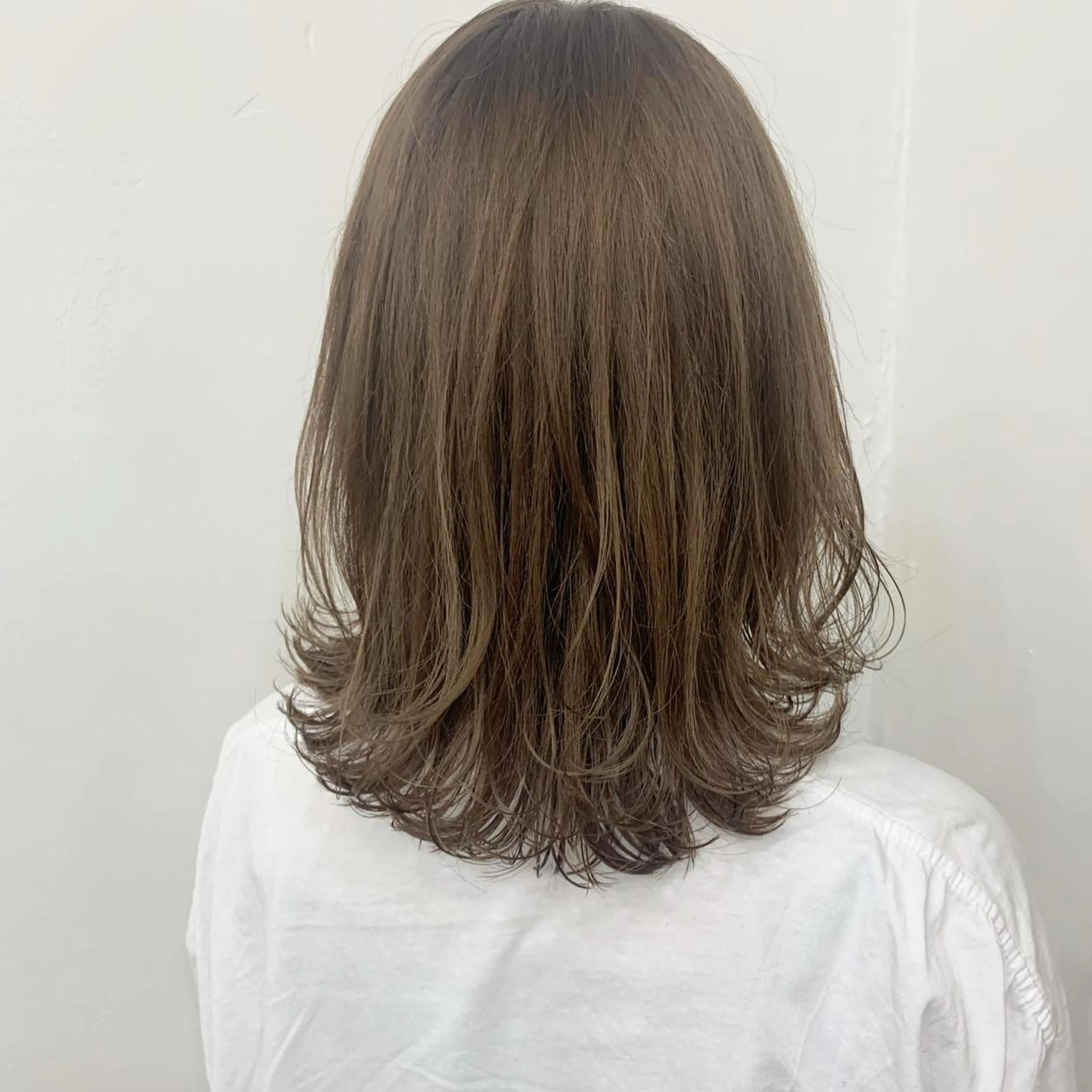 セミロング カラー ベージュカラー ミルクティーベージュ くびれヘア ヘアカラー トリートメント chama レイヤーカットのヘアスタイル