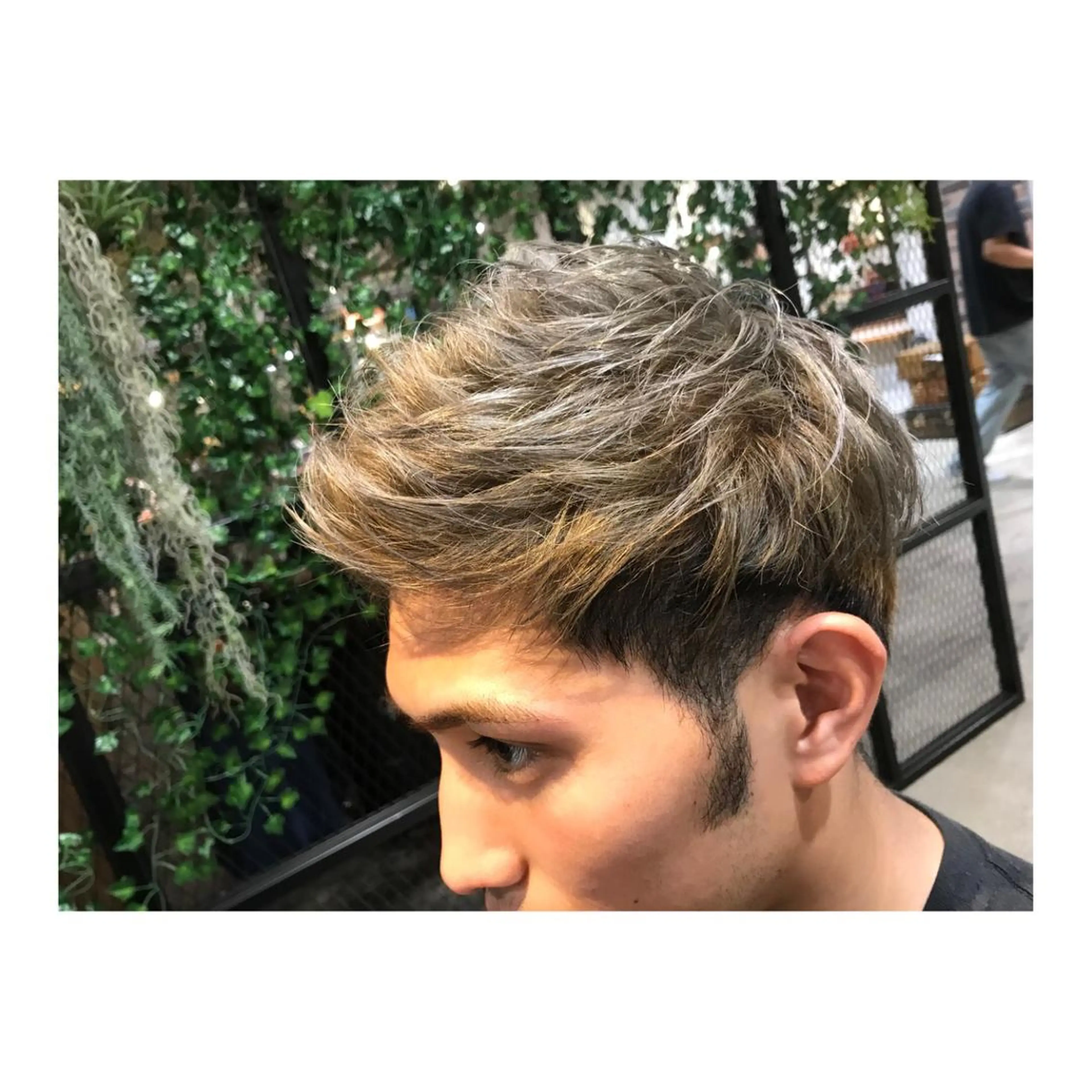 カラー メンズ アップバング メンズブリーチ メンズハイトーン アッシュ ブリーチ 竹嶌 健吾のヘアスタイル