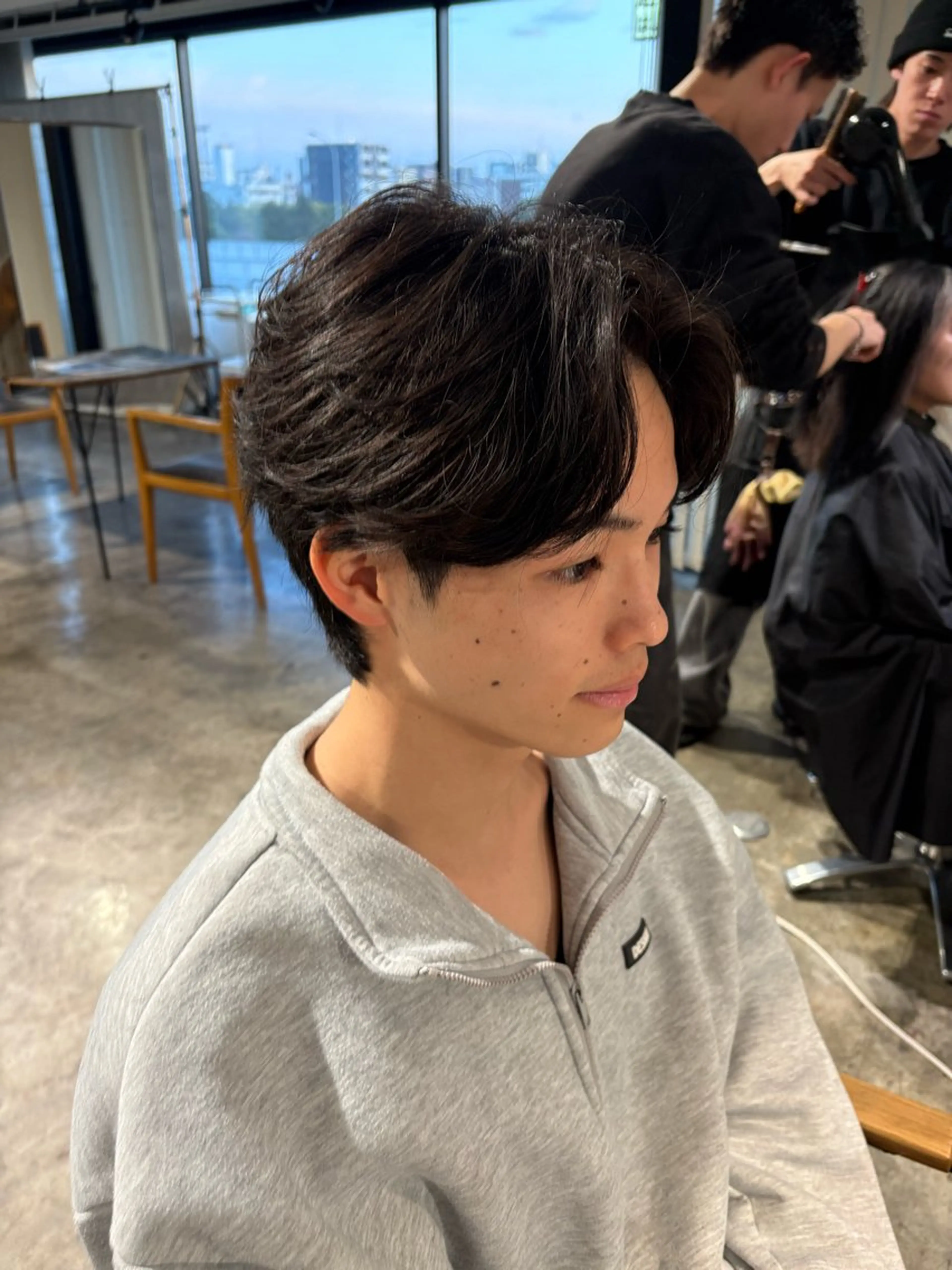 ショート パーマ メンズ センターパート ダウンパーマ フェザーパーマ カルマパーマ メンズ韓国風 カット パーマ トリートメント フェザーパーマ癖毛 曲がる縮毛矯正森岡のヘアスタイル