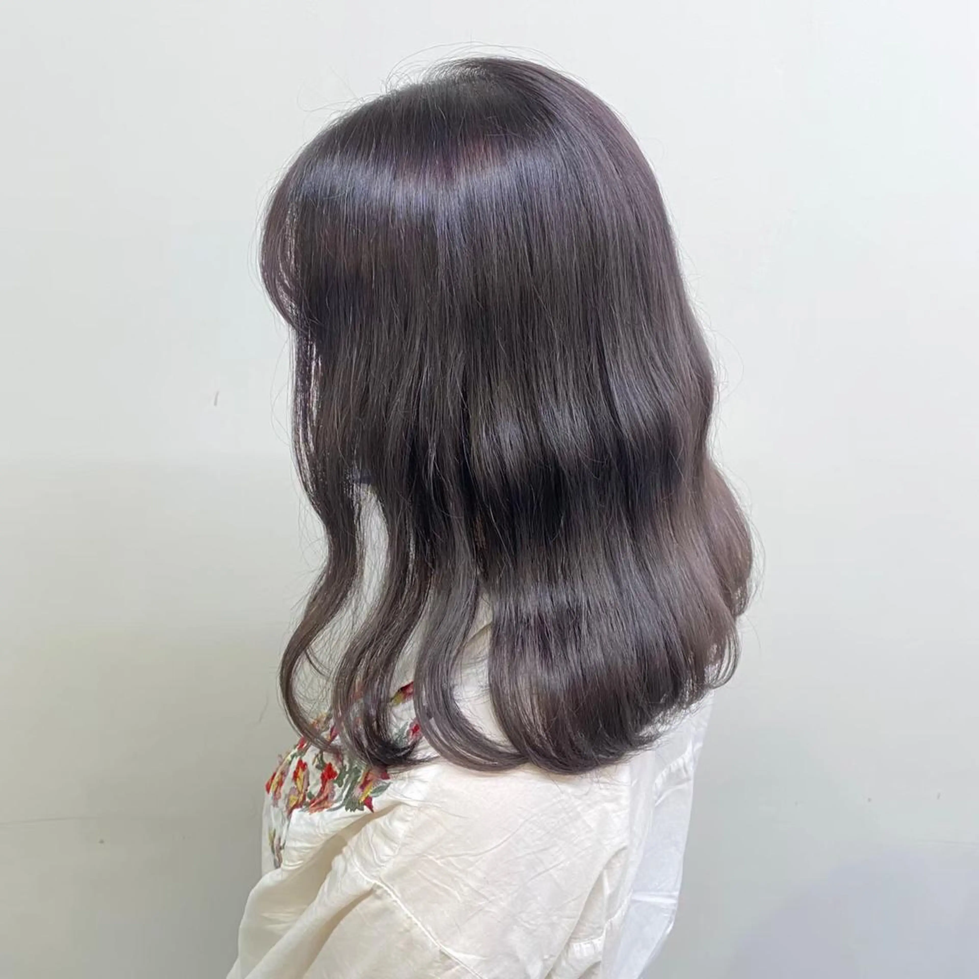 カラー ミルクティーカラー イイサカシュンスケのヘアスタイル