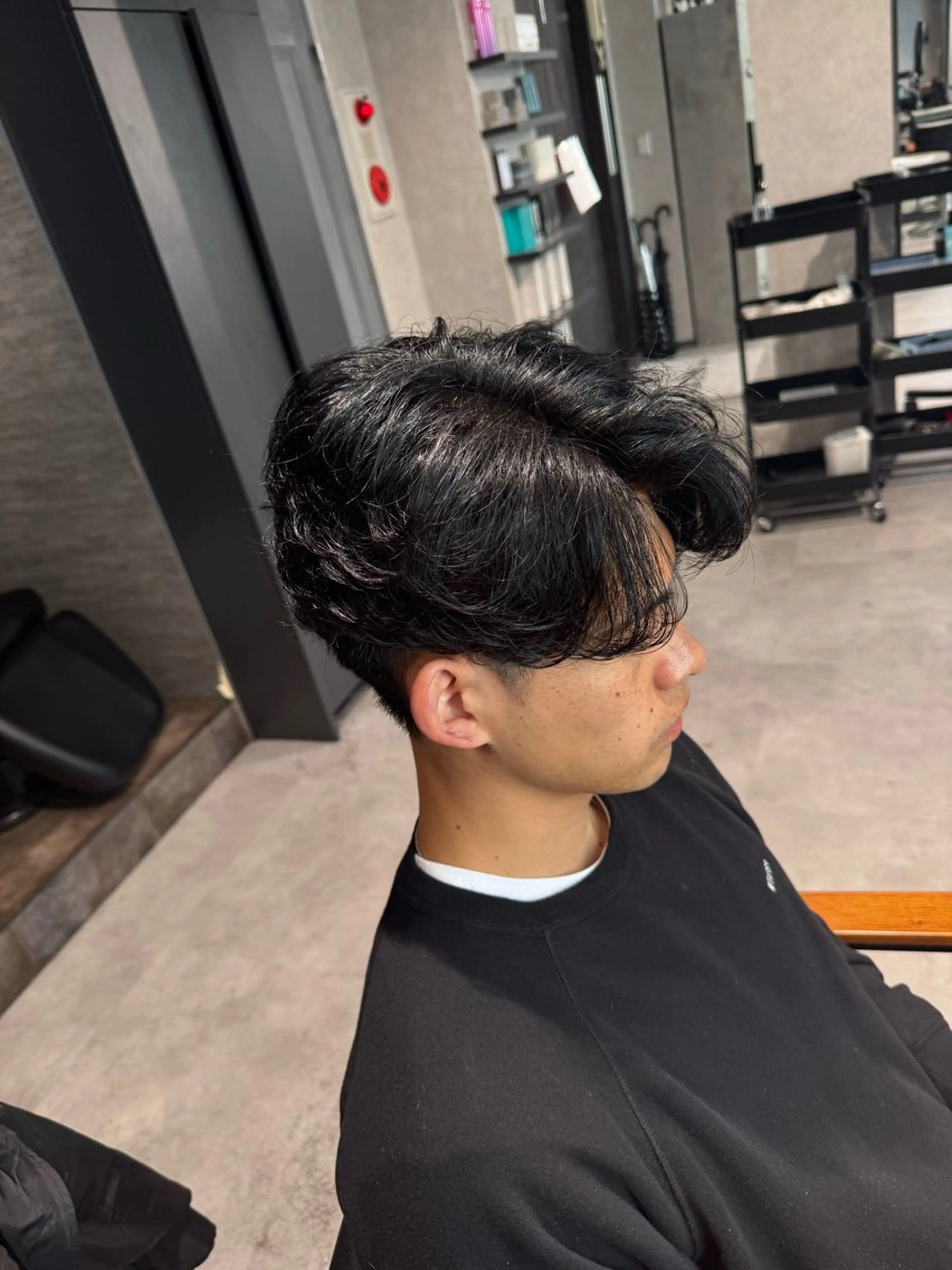 メンズ カット 毛流れ特化愁斗 センターパートパーマのヘアスタイル
