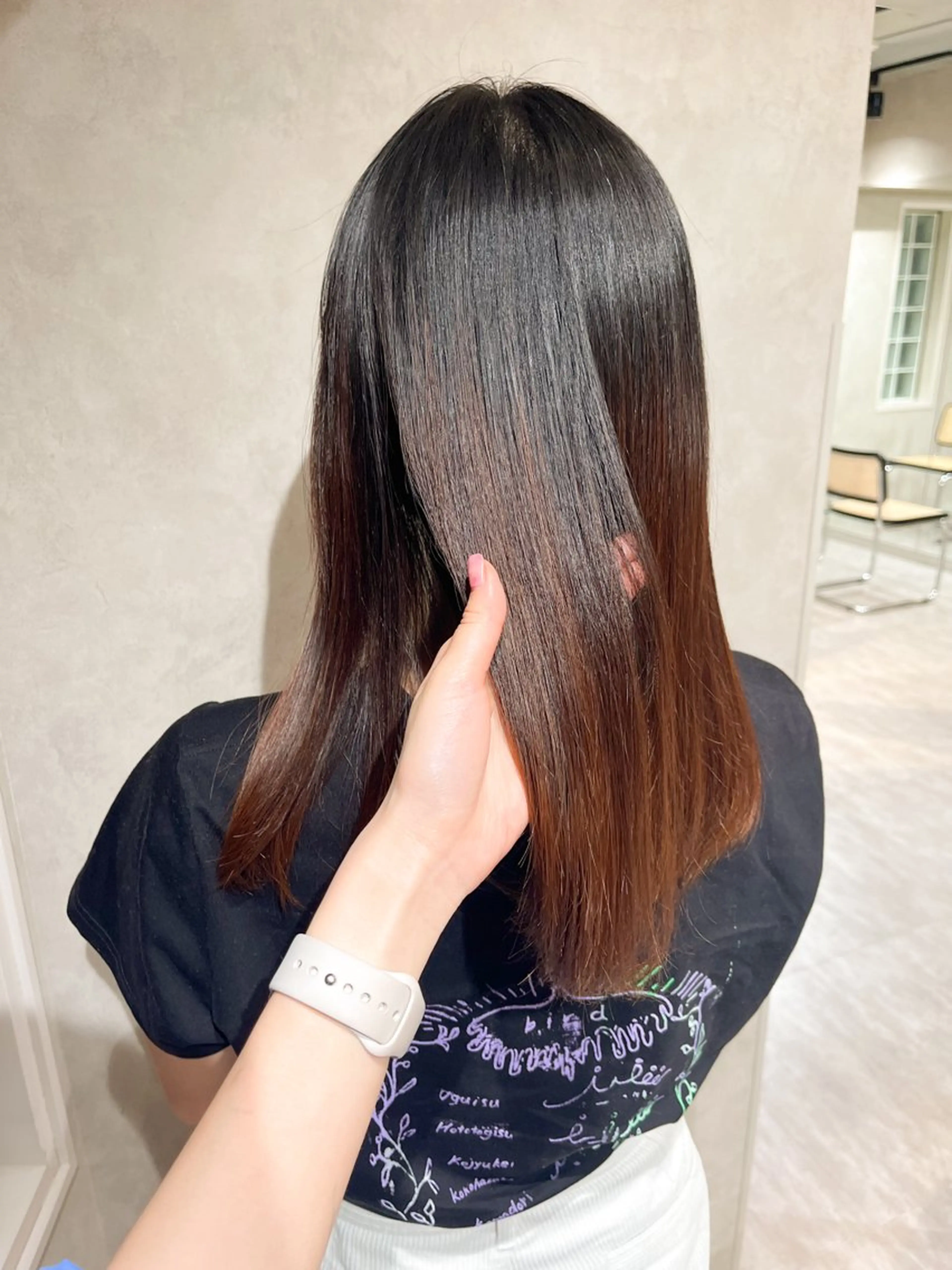 セミロング 縮毛矯正 メンズセンターパート /フェザーパーマのヘアスタイル