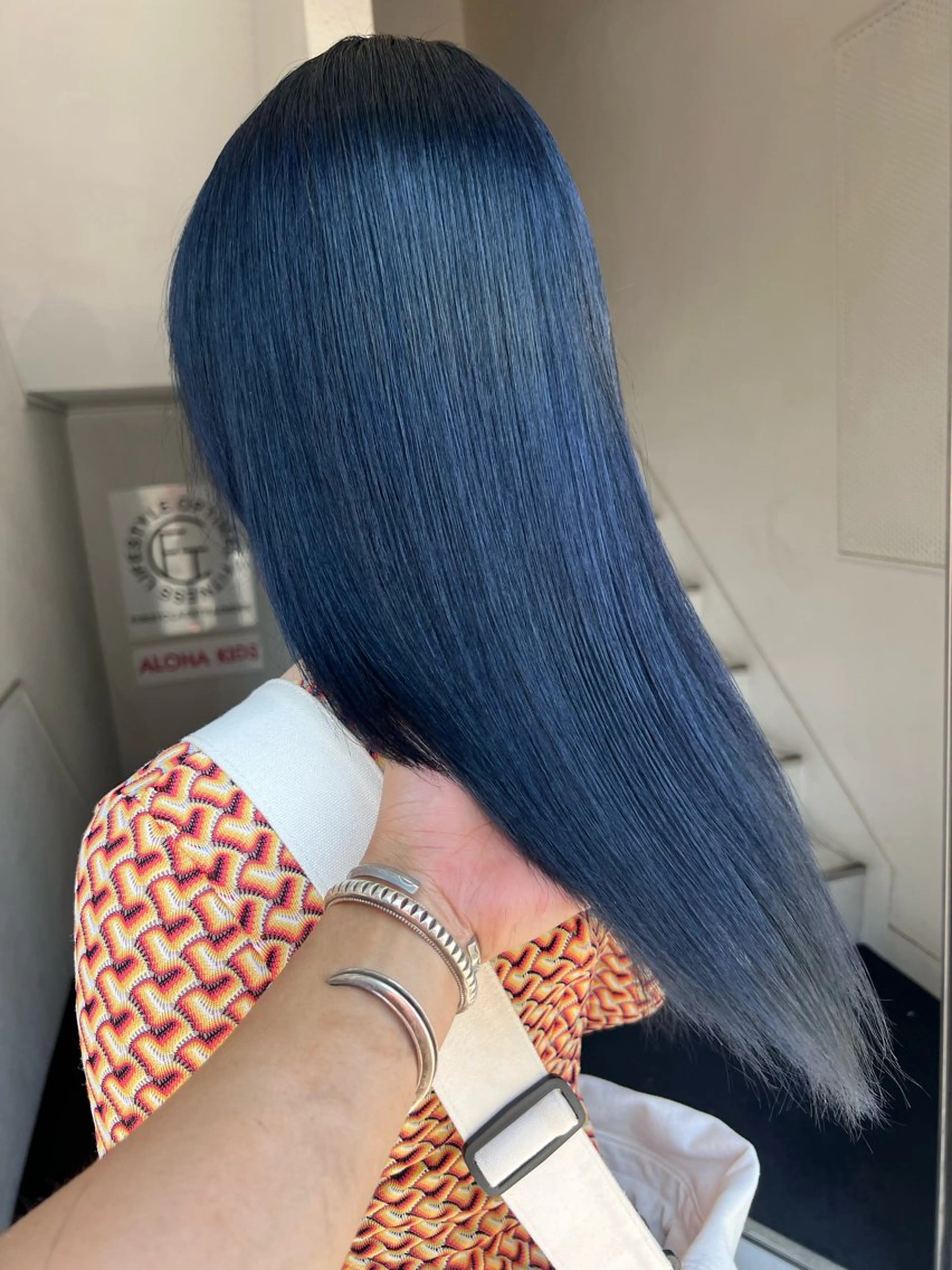 セミロング カラー 黒髪 ブルーカラー ブルーブラック ネイビーカラー TETE所属・chloe 【クロエ】のヘアスタイル