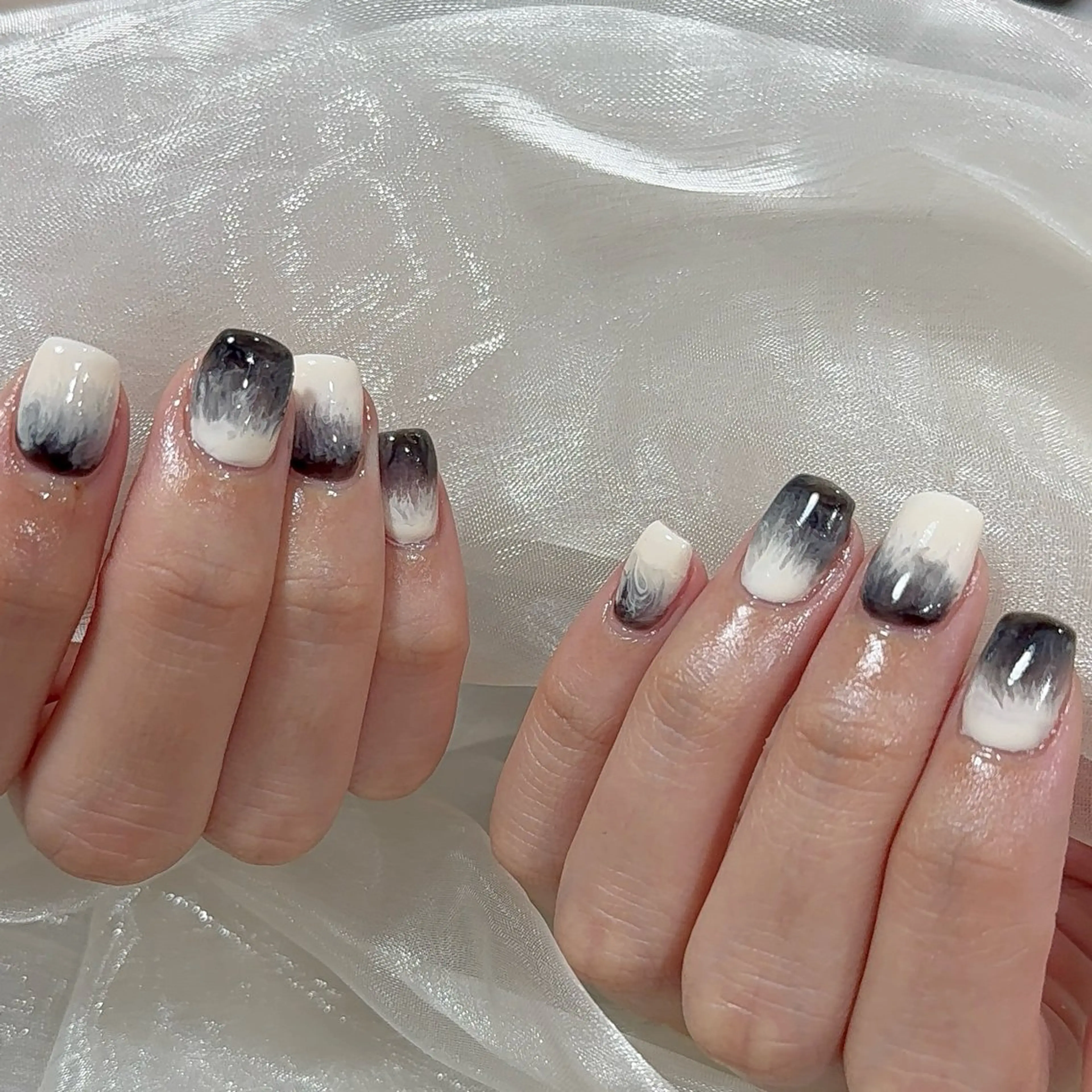 ネイル グラデーション ニュアンスネイル オフィスネイル シンプルネイル ホワイト ハンドネイル Reilly nail.所属・Reillynail レイリーネイルのネイルデザイン