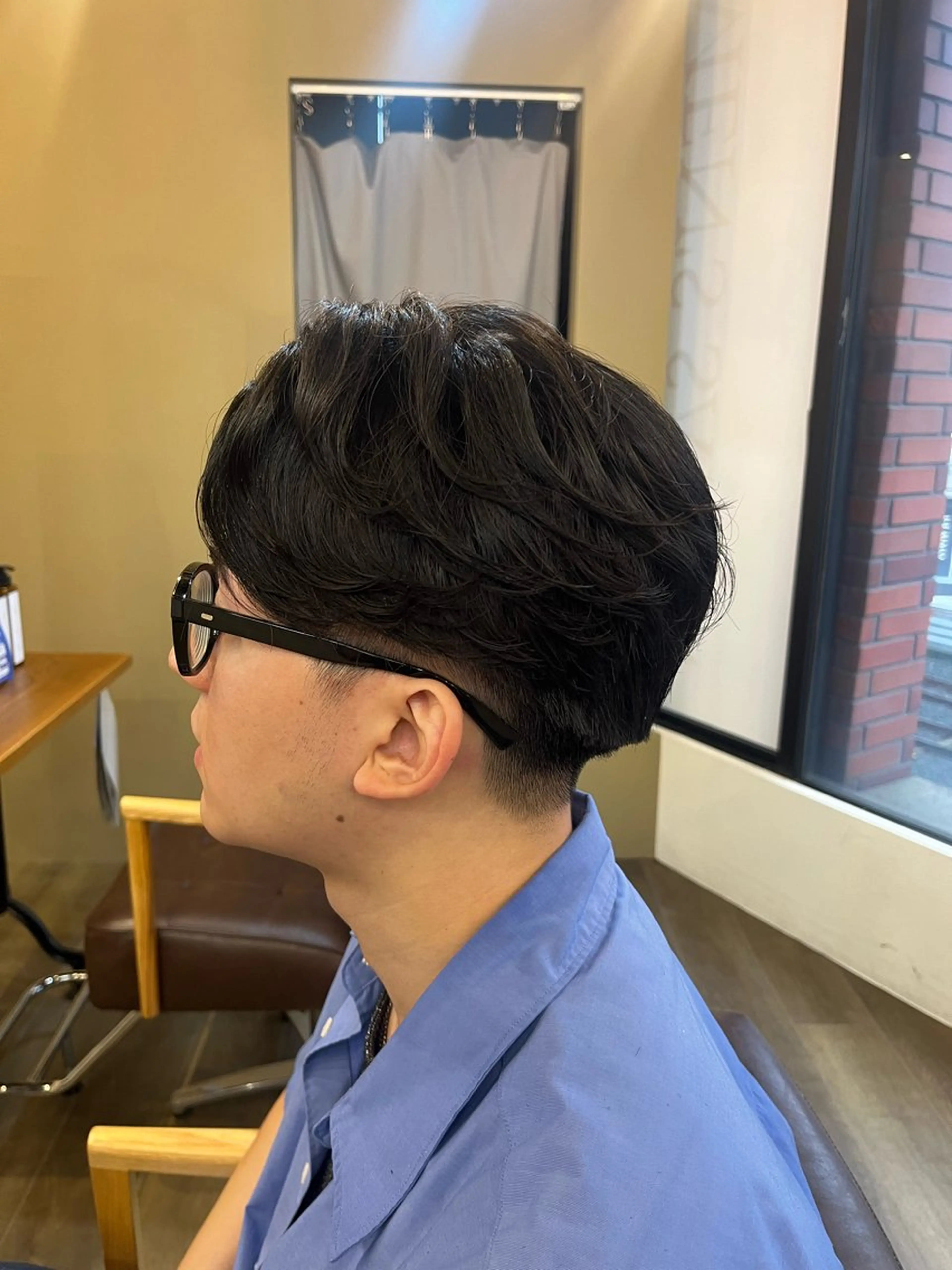 ショート パーマ メンズ センターパート カット パーマ カルマ・ニュアンス パーマ　須田龍世のヘアスタイル
