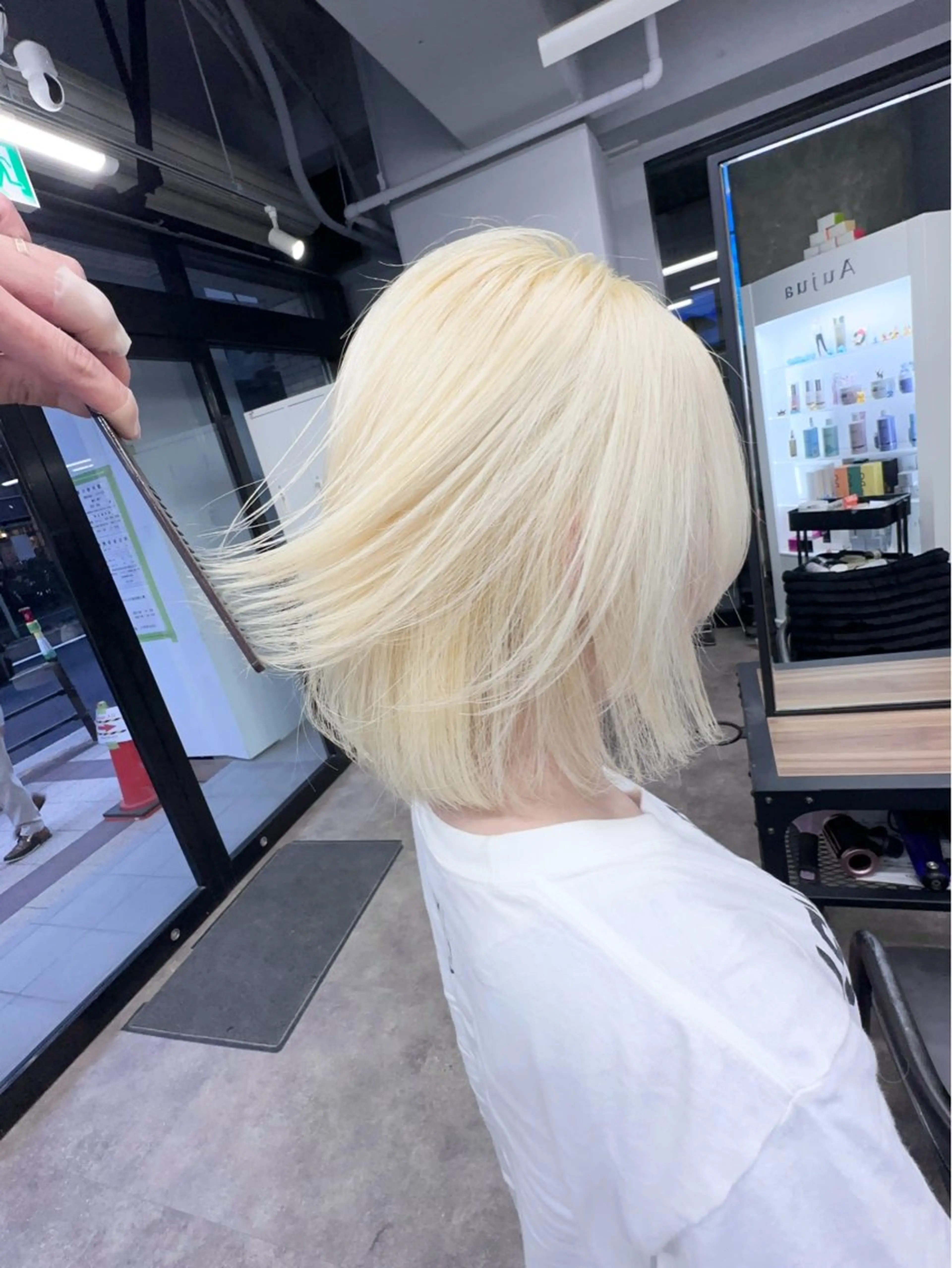 ミディアム ヘアカラー 前髪カット🩶レイヤ ー🩶ハイトーン🩶のヘアスタイル