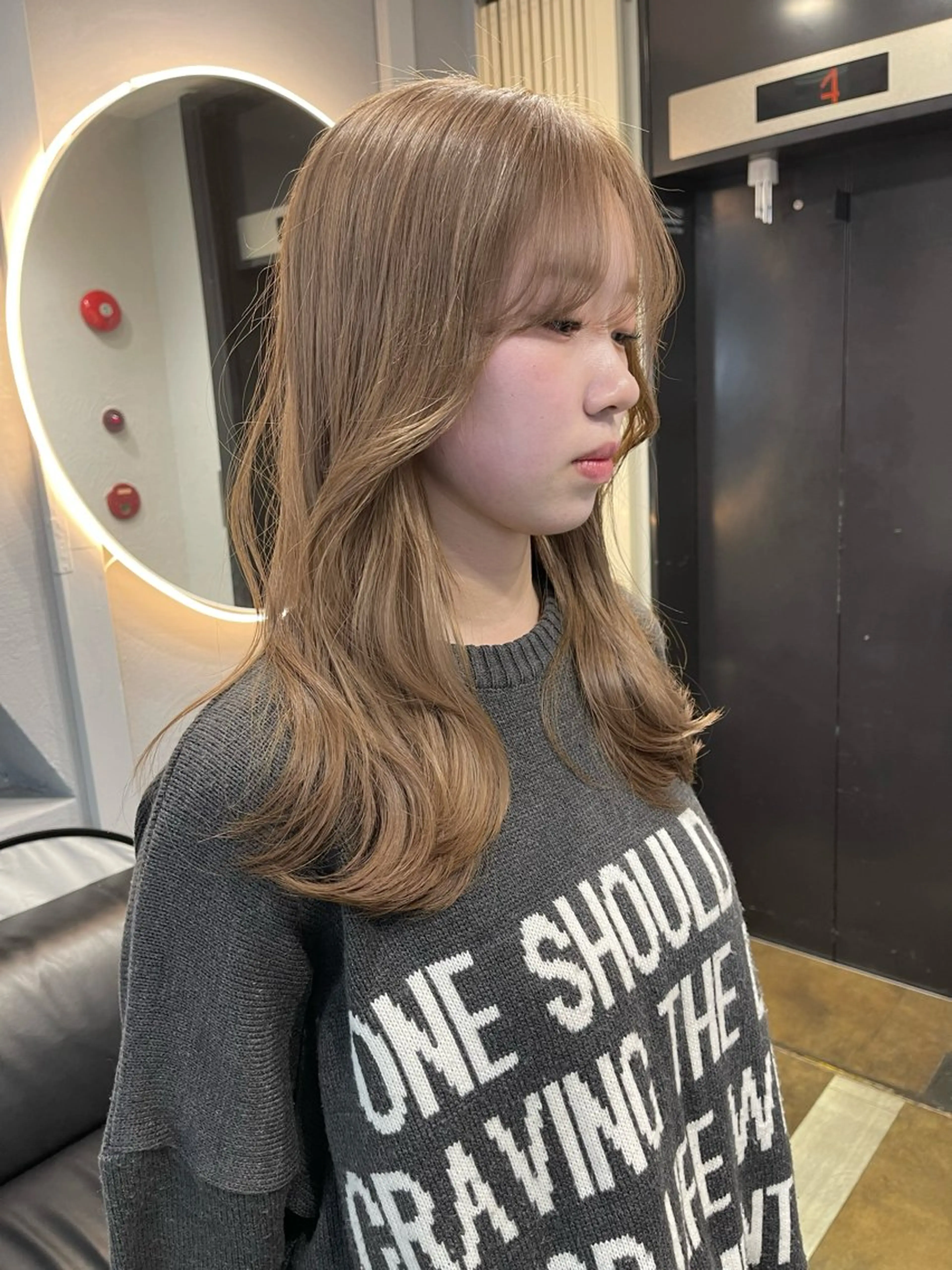 セミロング カラー ベージュカラー ブリーチ ケアブリーチ デザインカラー ダブルカラー ヘアカラー 宮崎　達也 ミルクティーベージュのヘアスタイル