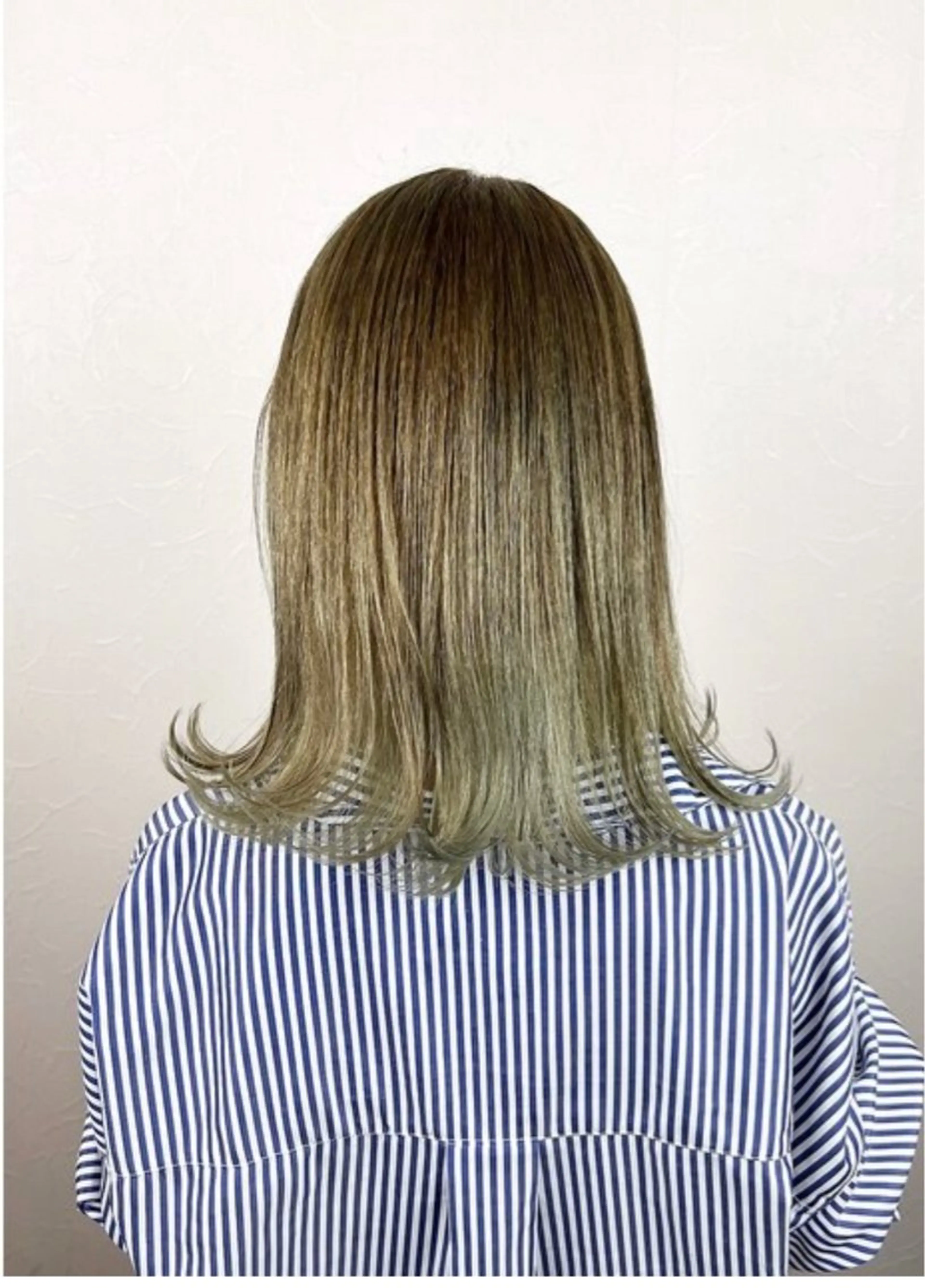 セミロング トモタニ ミオのヘアスタイル