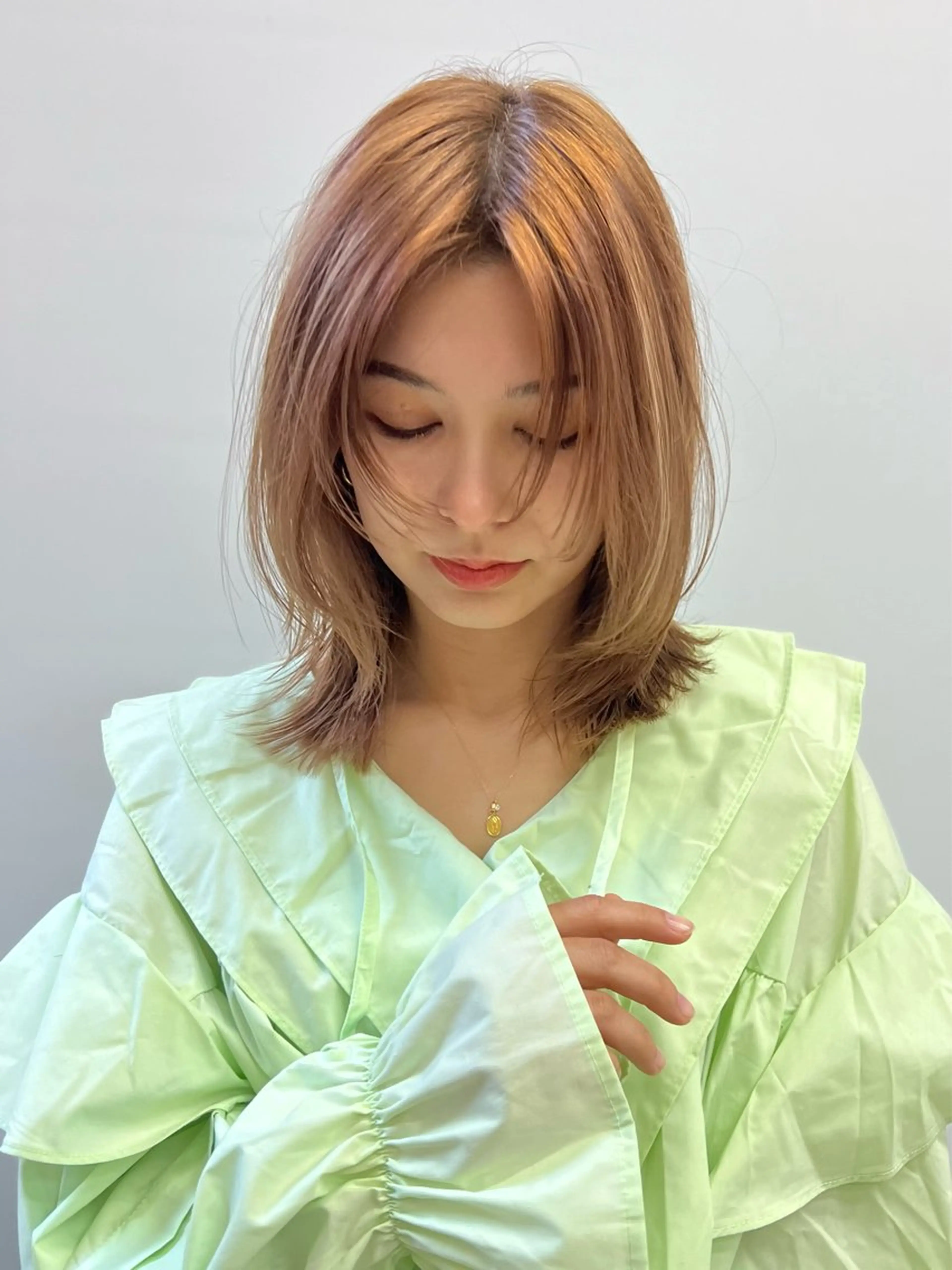 ミディアム mee.所属・ボブ、レイヤー /ベージュ/あづきのヘアスタイル
