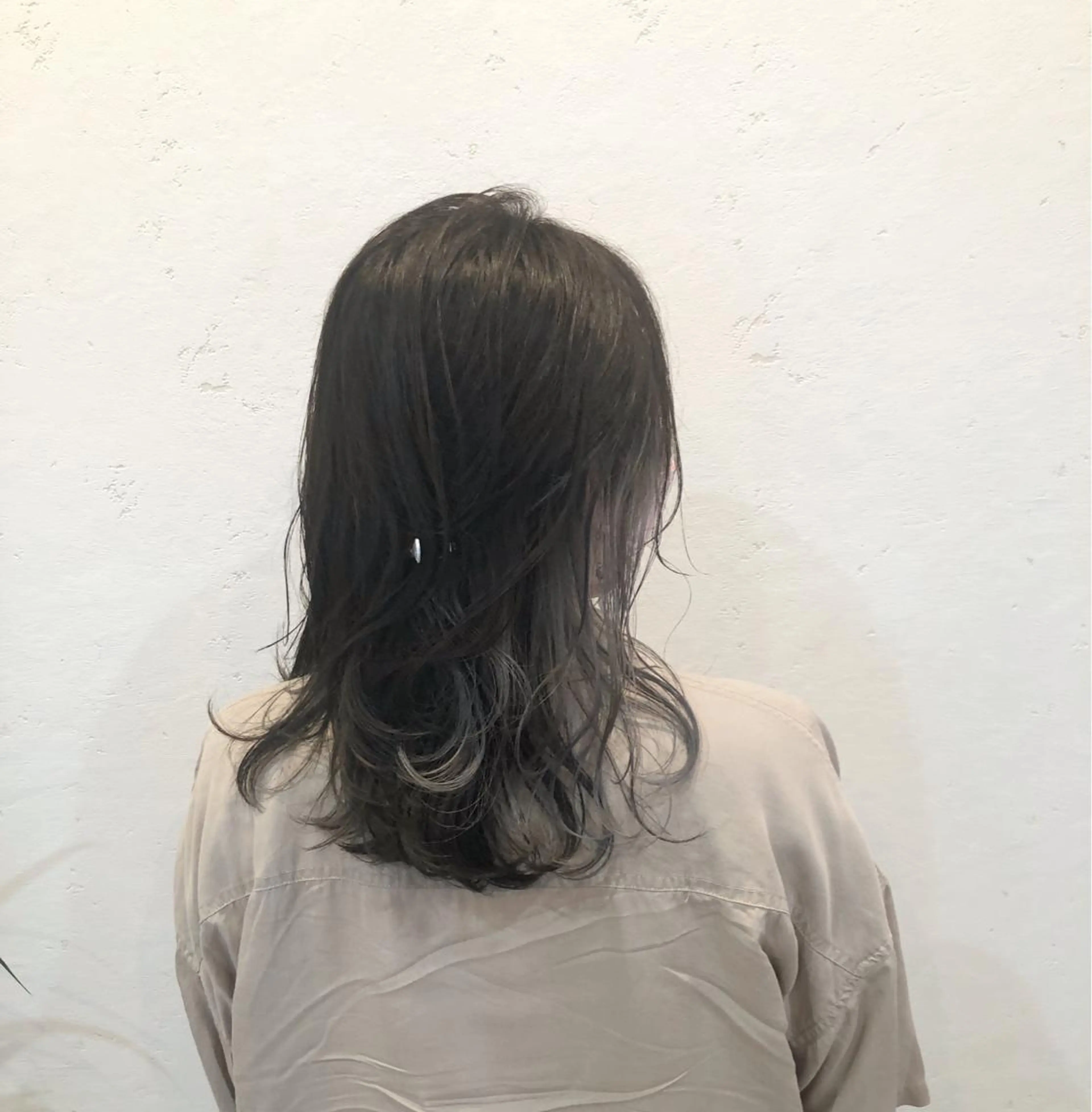 ミディアム カラー ブリーチ イヤリングカラー インナーカラー カット ヘアカラー 透け感カラー🫧 加納トモヒロのヘアスタイル