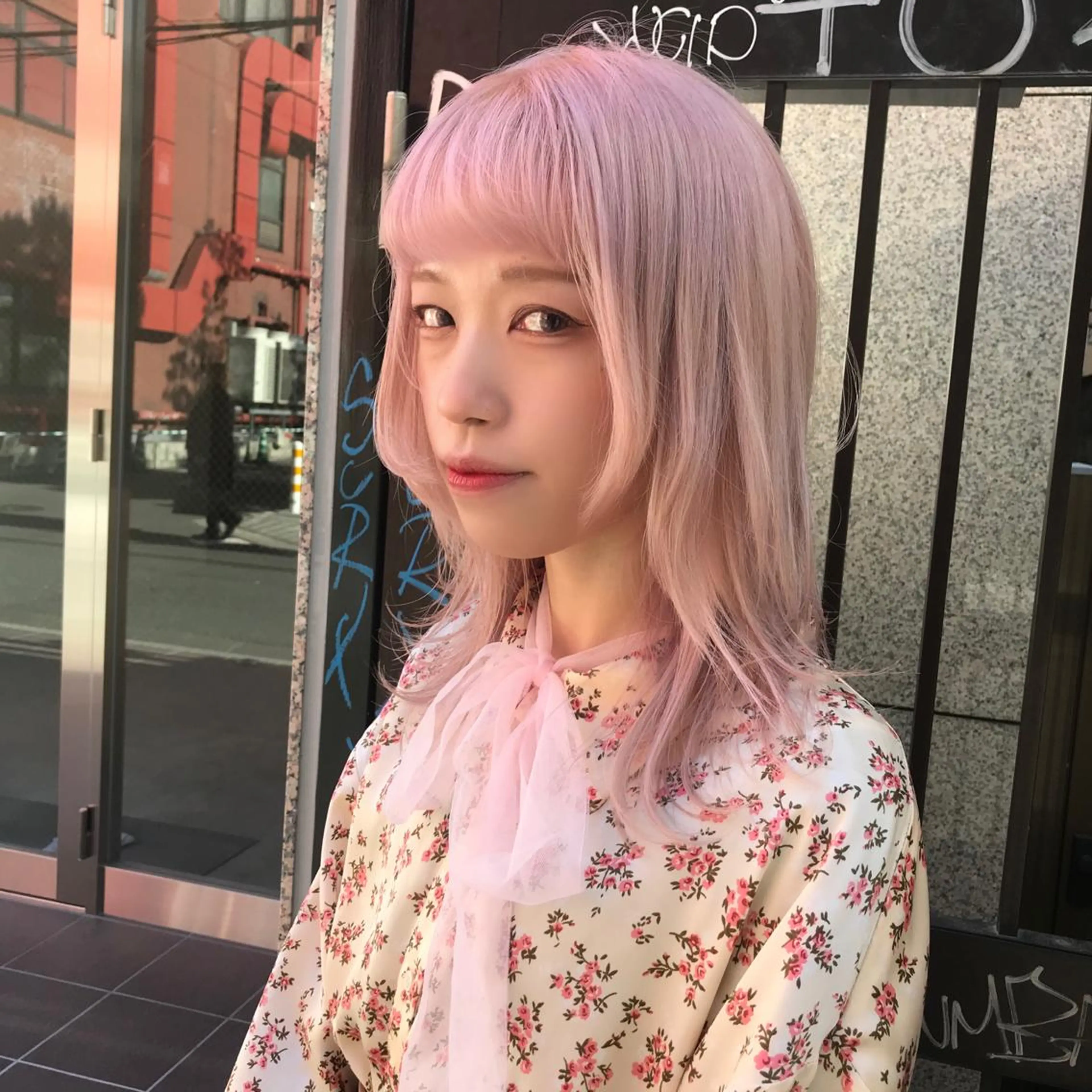 セミロング カラー ピンクカラー ホワイトピンク オン眉 ウルフカット ホワイト&レイヤーカ ットエクステ長畠俊輔のヘアスタイル