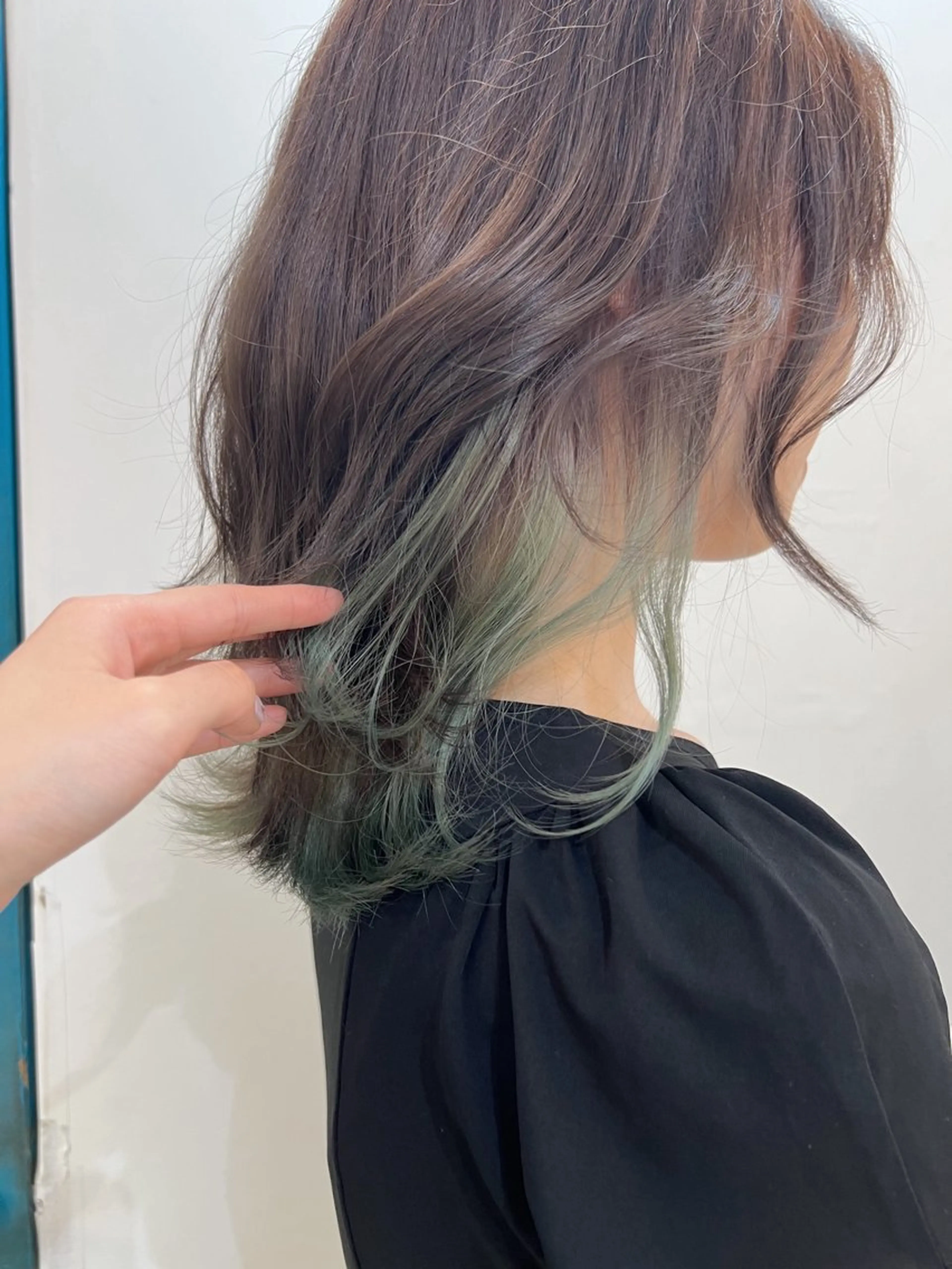 セミロング カラー アッシュ ブリーチ インナーカラー レイヤーカット カット ヘアカラー トリートメント KANA/ボブ/ インナーカラー/艶髪のヘアスタイル