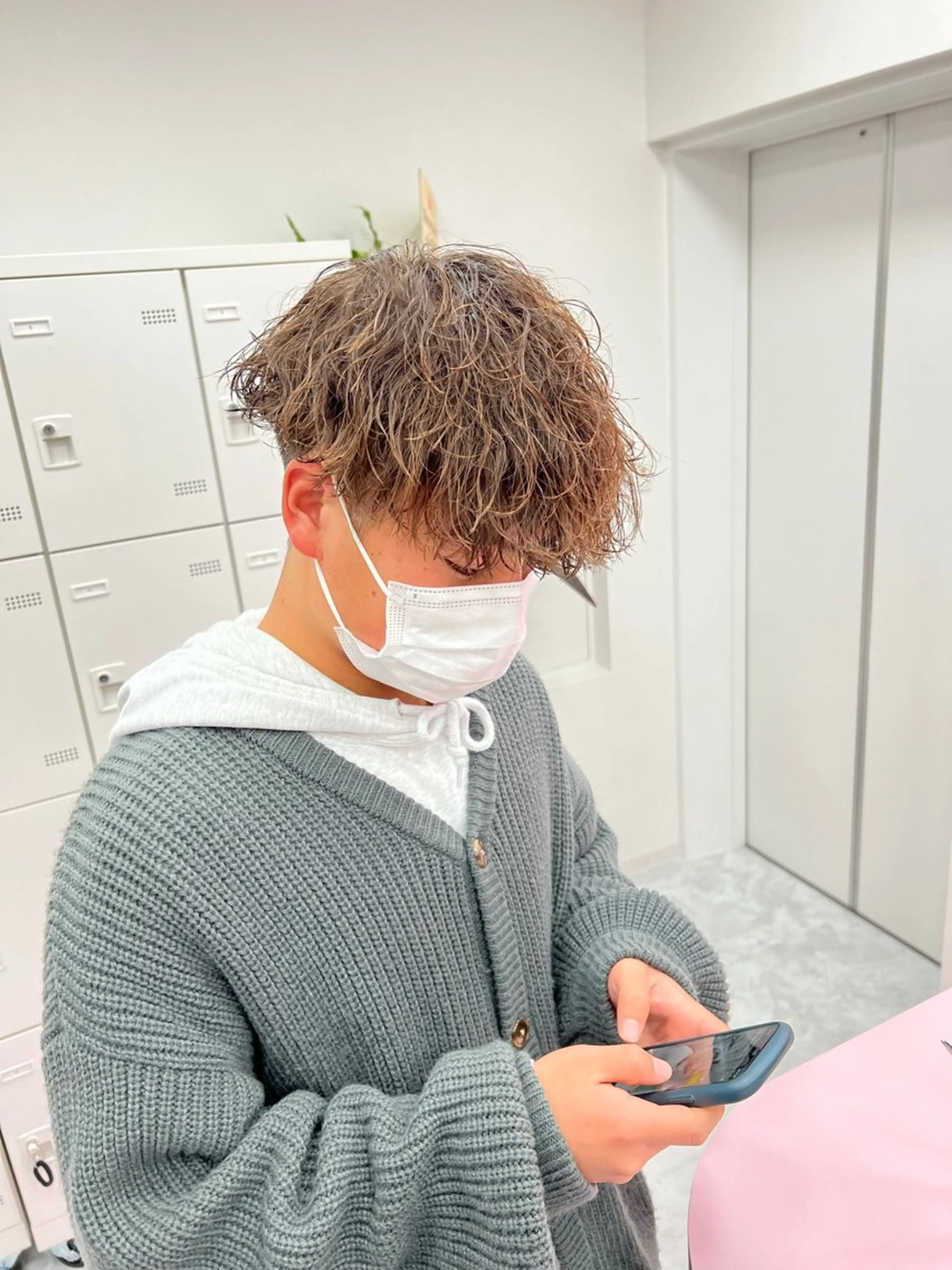 ミディアム パーマ メンズ ミディアムパーマ センターパート メンズ韓国風 韓国マッシュ マッシュウルフ カット パーマ トリートメント ヘッドスパ ヘアセット ✨メンズウルフ特化 美容師タイガ✨のヘアスタイル