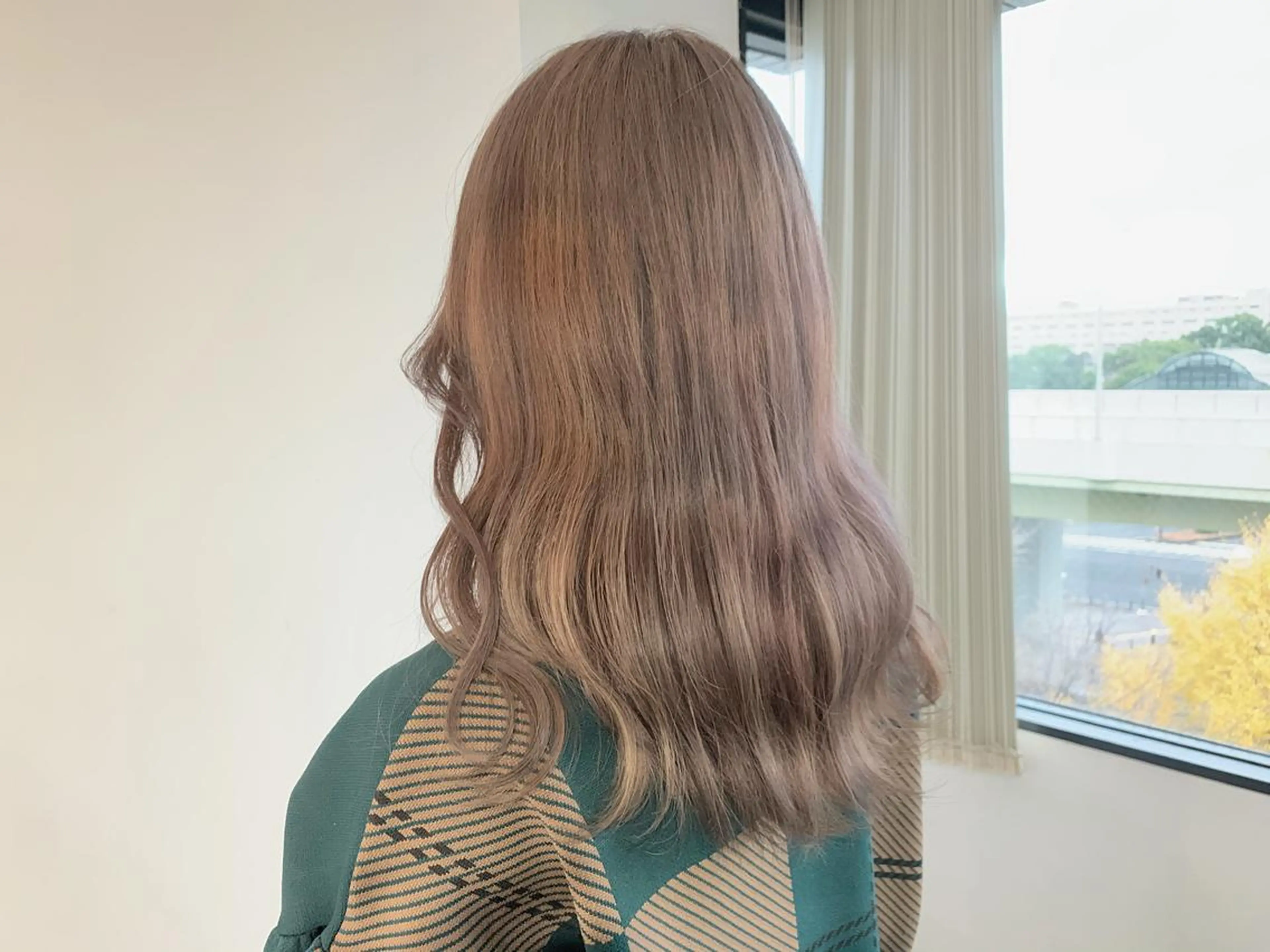 セミロング カラー ベージュカラー ミルクティーベージュ ヘアカラー トリートメント ハイトーン/レイヤー /ケアブリーチ石川治のヘアスタイル