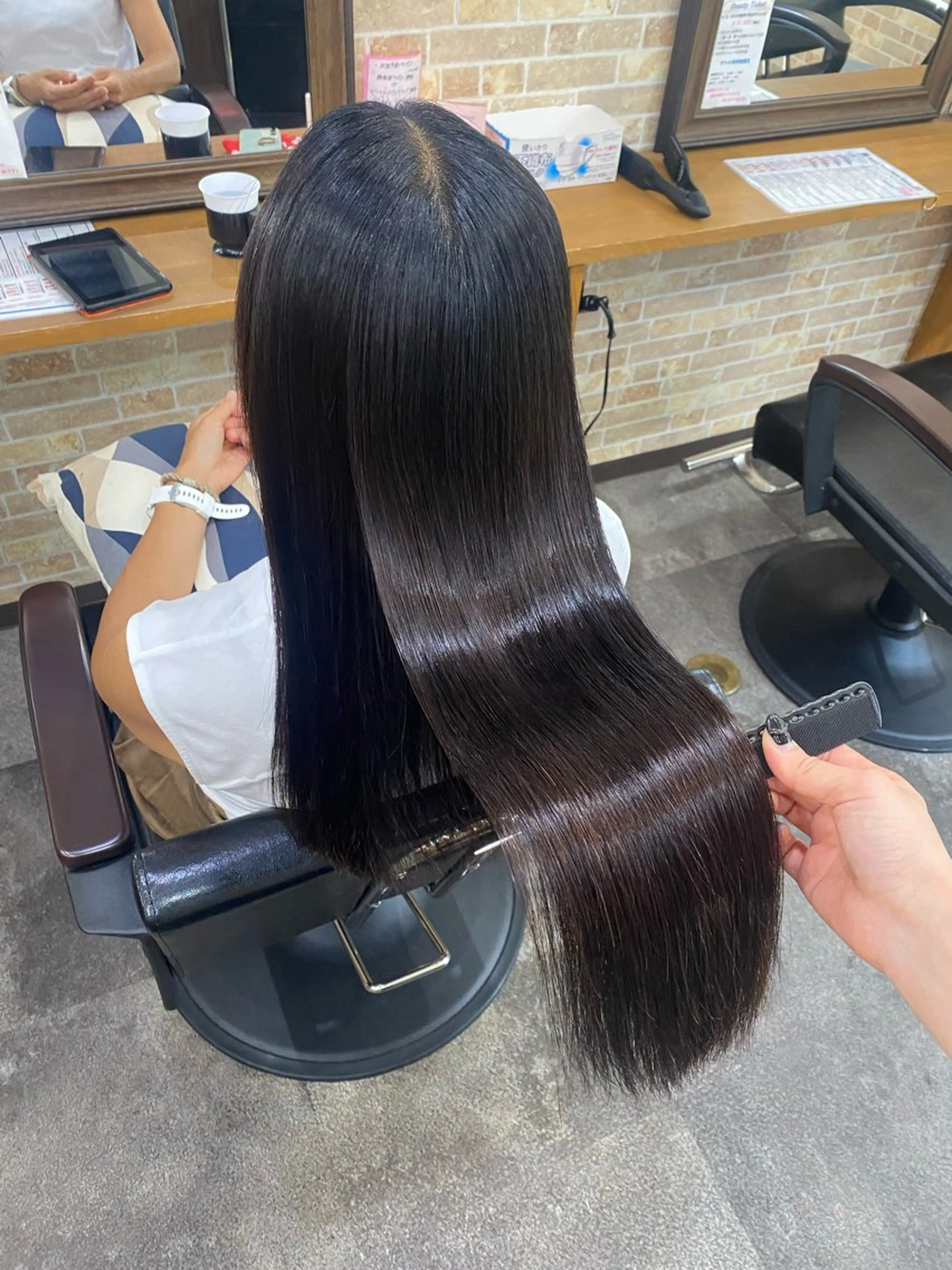 ロング アッシュ 縮毛矯正 カット ヘアカラー 縮毛矯正 トリートメント 髪質改善 🤍erikaのヘアスタイル
